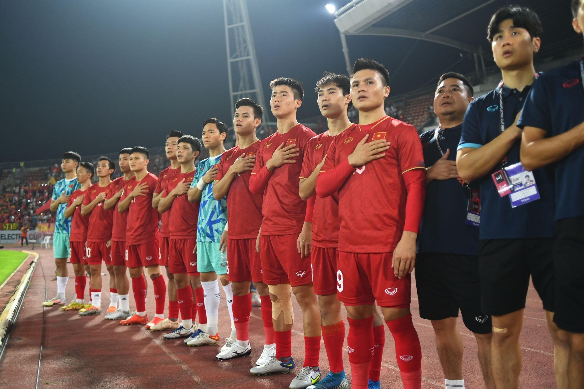 Khoảnh khắc đầy cảm xúc trong lễ chào cờ của ĐT Việt Nam trước chung kết AFF Cup 2022 - Ảnh 4.