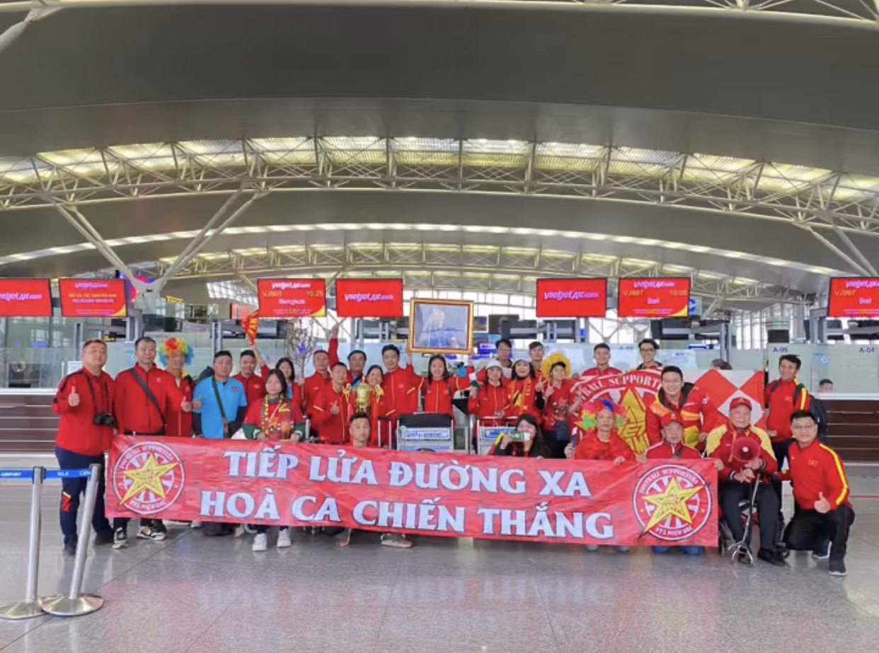 CĐV mặc áo đỏ, mang hoa đào sang Thái Lan cổ đội tuyển Việt Nam - Ảnh 1.
