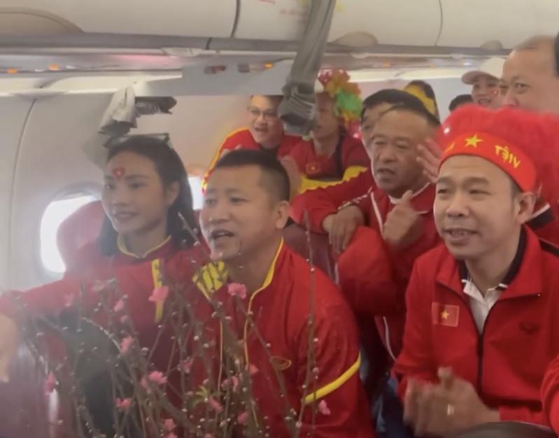 CĐV mặc áo đỏ, mang hoa đào sang Thái Lan cổ đội tuyển Việt Nam - Ảnh 3.