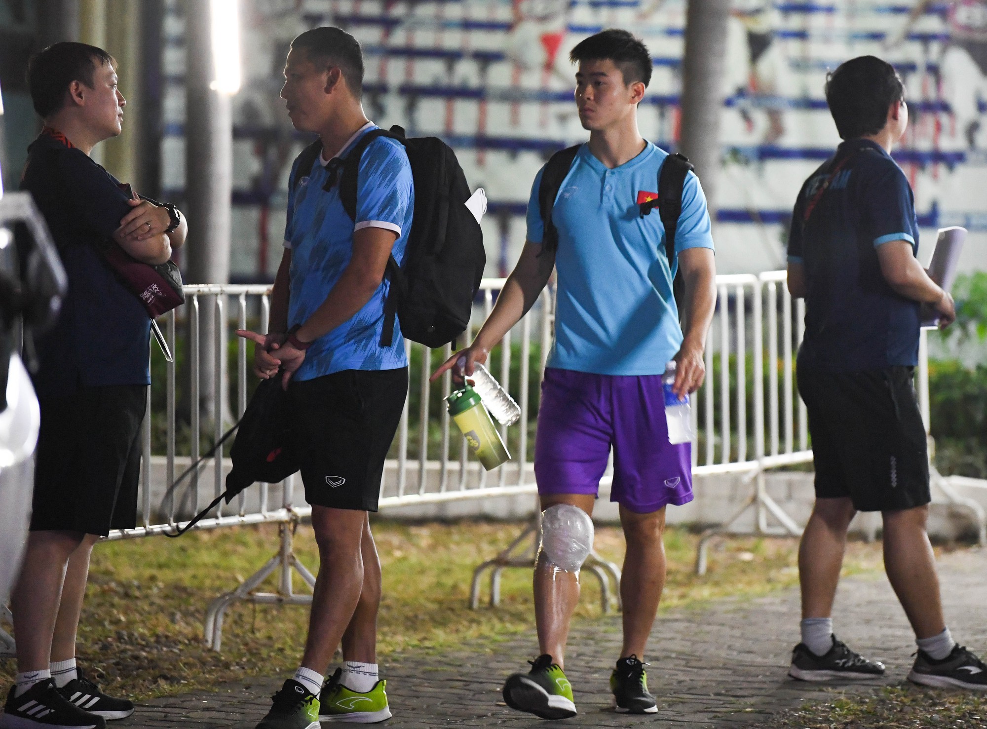 Cầu thủ Việt Nam đi chân đất, bọc đá lạnh vì đau, ăn suất cơm vội... và hành trình AFF Cup sắp khép lại - Ảnh 3.