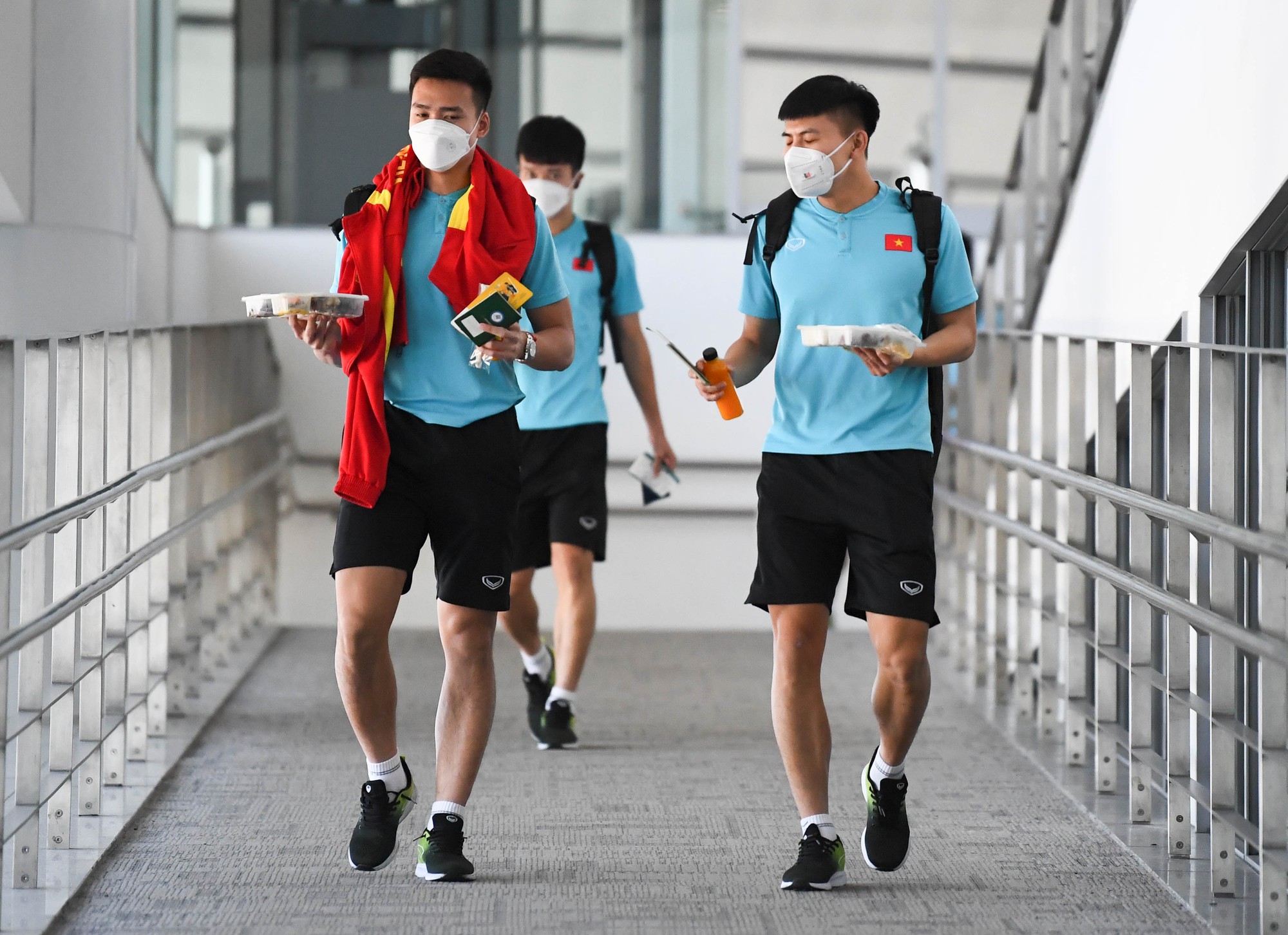Cầu thủ Việt Nam đi chân đất, bọc đá lạnh vì đau, ăn suất cơm vội... và hành trình AFF Cup sắp khép lại - Ảnh 5.