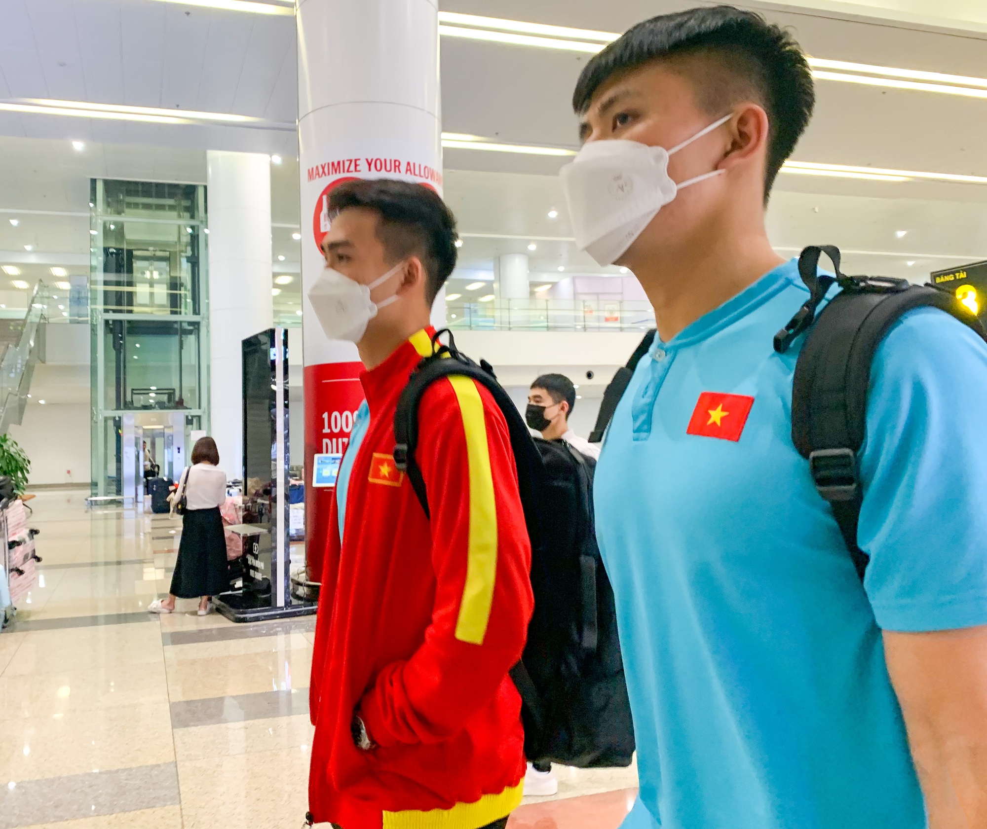 Đội tuyển Việt Nam về nước: Các cầu thủ mệt nhoài, ngồi chờ lấy hành lý - Ảnh 8.