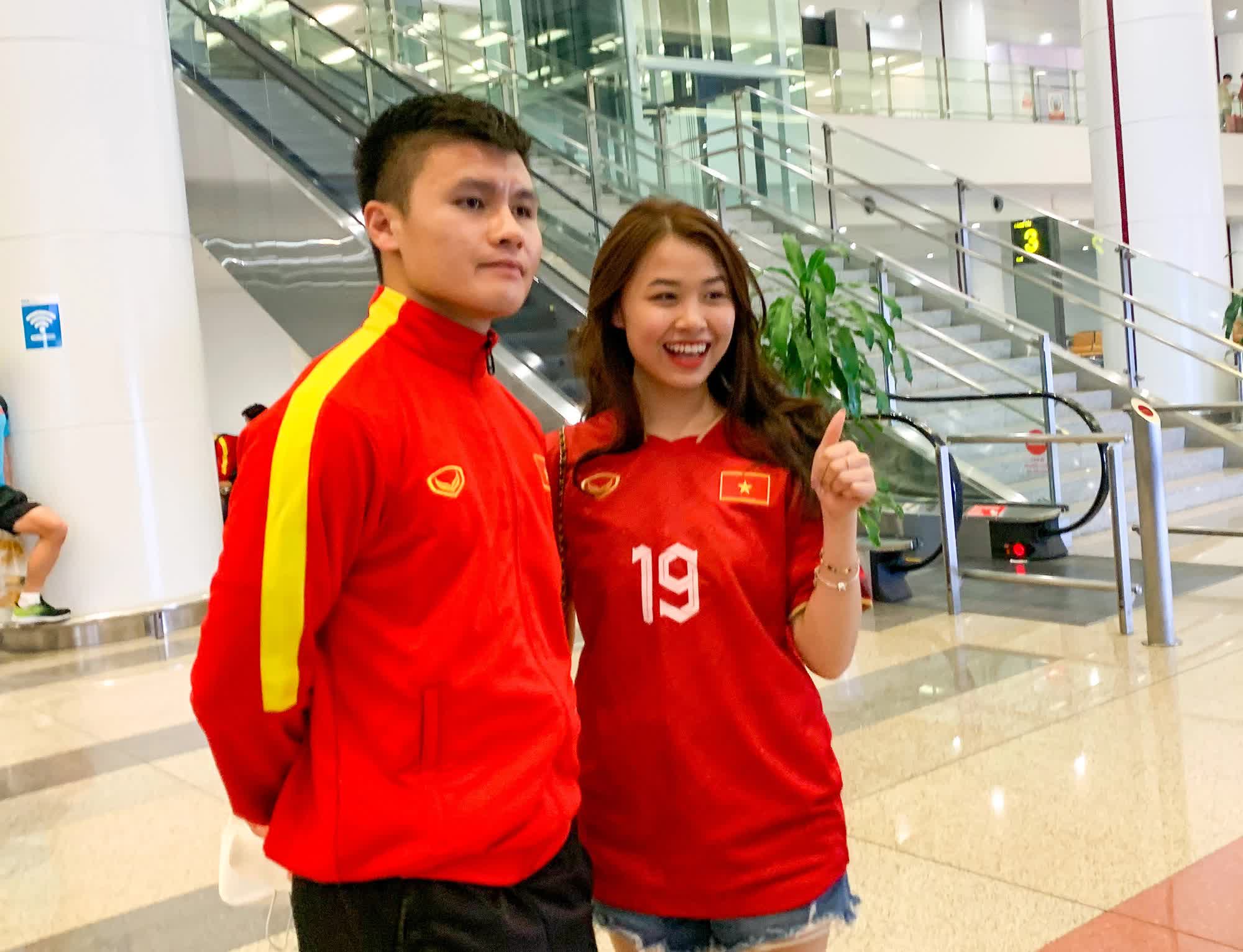 Đội tuyển Việt Nam về nước: Các cầu thủ mệt nhoài, ngồi chờ lấy hành lý - Ảnh 7.