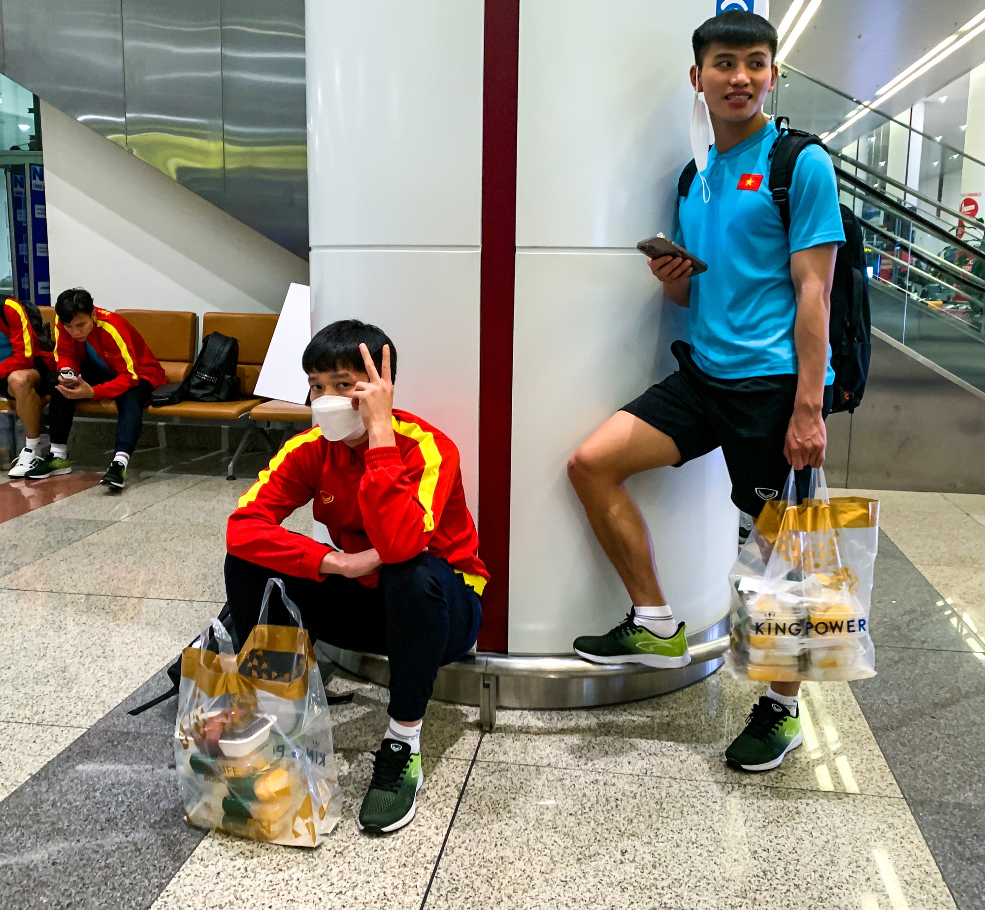 Đội tuyển Việt Nam về nước: Các cầu thủ mệt nhoài, ngồi chờ lấy hành lý - Ảnh 3.