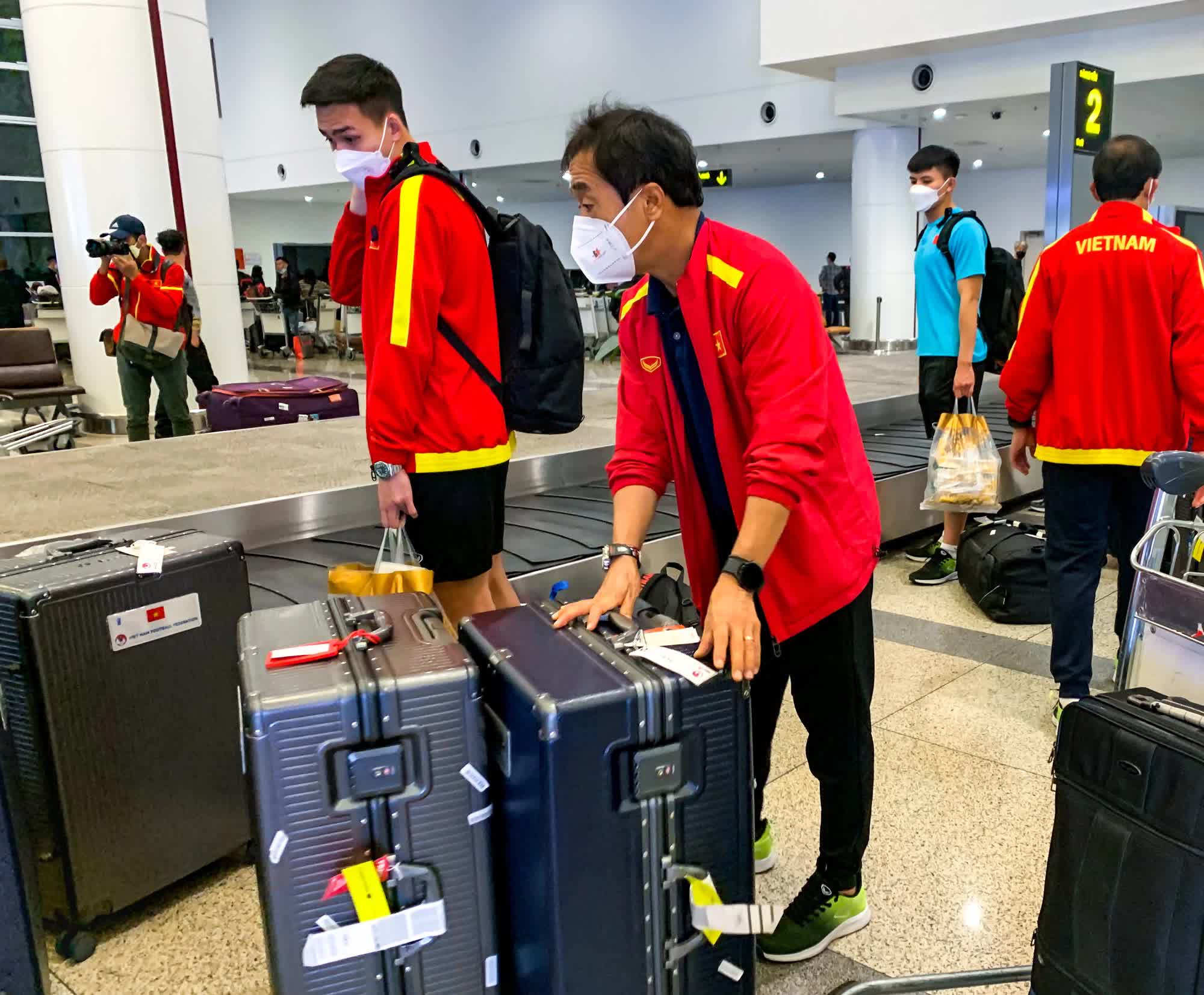 Đội tuyển Việt Nam về nước: Các cầu thủ mệt nhoài, ngồi chờ lấy hành lý - Ảnh 6.