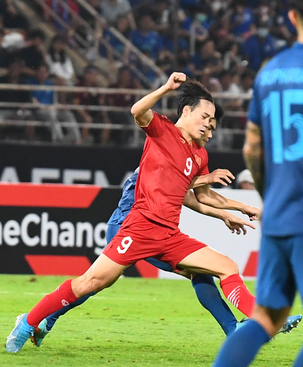 Đưa Thành Chung lên đá tiền đạo, ĐT Việt Nam vẫn không thể ghi bàn vào lưới Thái Lan - Ảnh 7.