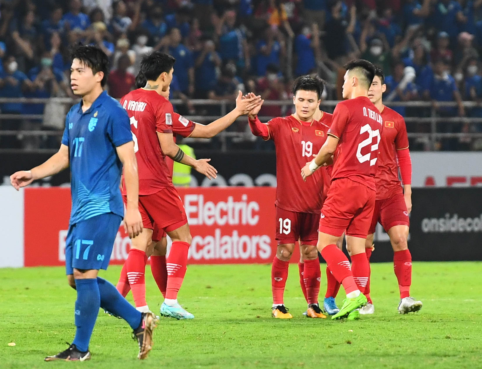 Đưa Thành Chung lên đá tiền đạo, ĐT Việt Nam vẫn không thể ghi bàn vào lưới Thái Lan - Ảnh 10.