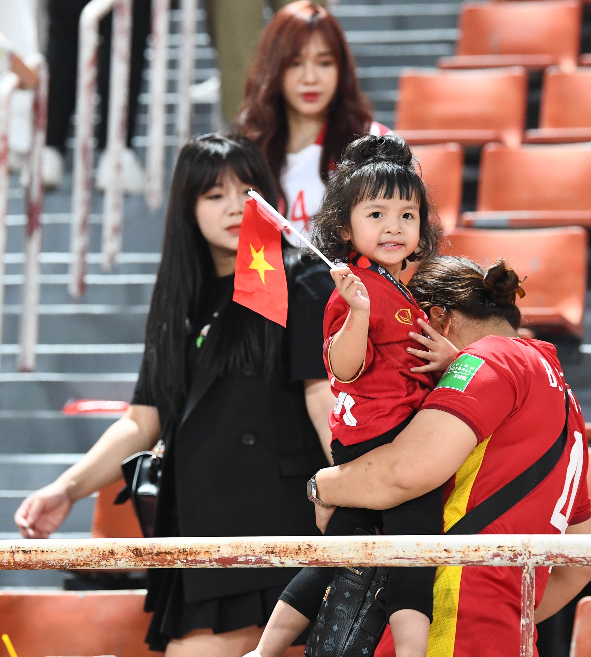 Bùi Tiến Dũng nắm chặt tay vợ, người thân cầu thủ buồn bã sau trận thua ĐT Thái Lan - Ảnh 4.