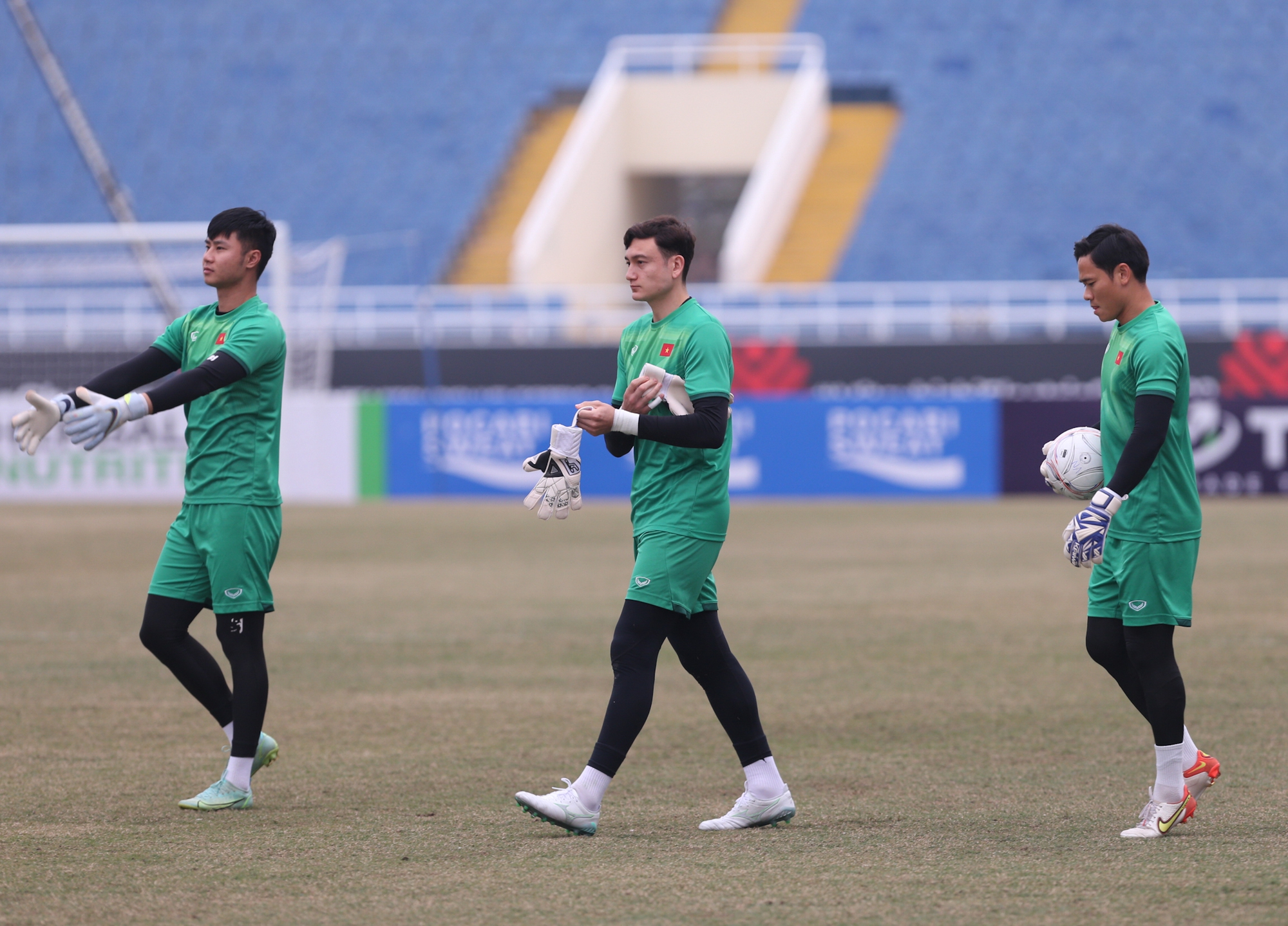 Quế Ngọc Hải trở lại tập luyện chờ đấu Myanmar - Ảnh 5.