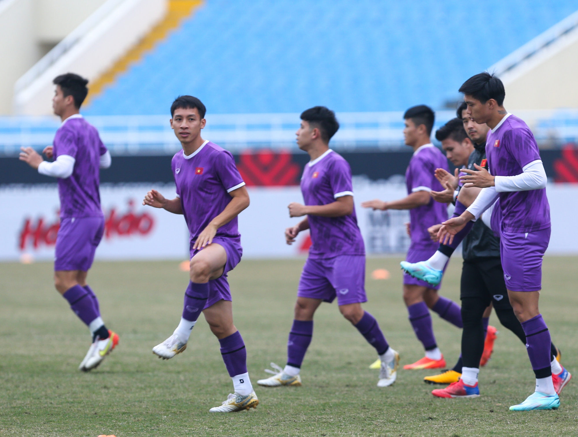 Quế Ngọc Hải trở lại tập luyện chờ đấu Myanmar - Ảnh 1.