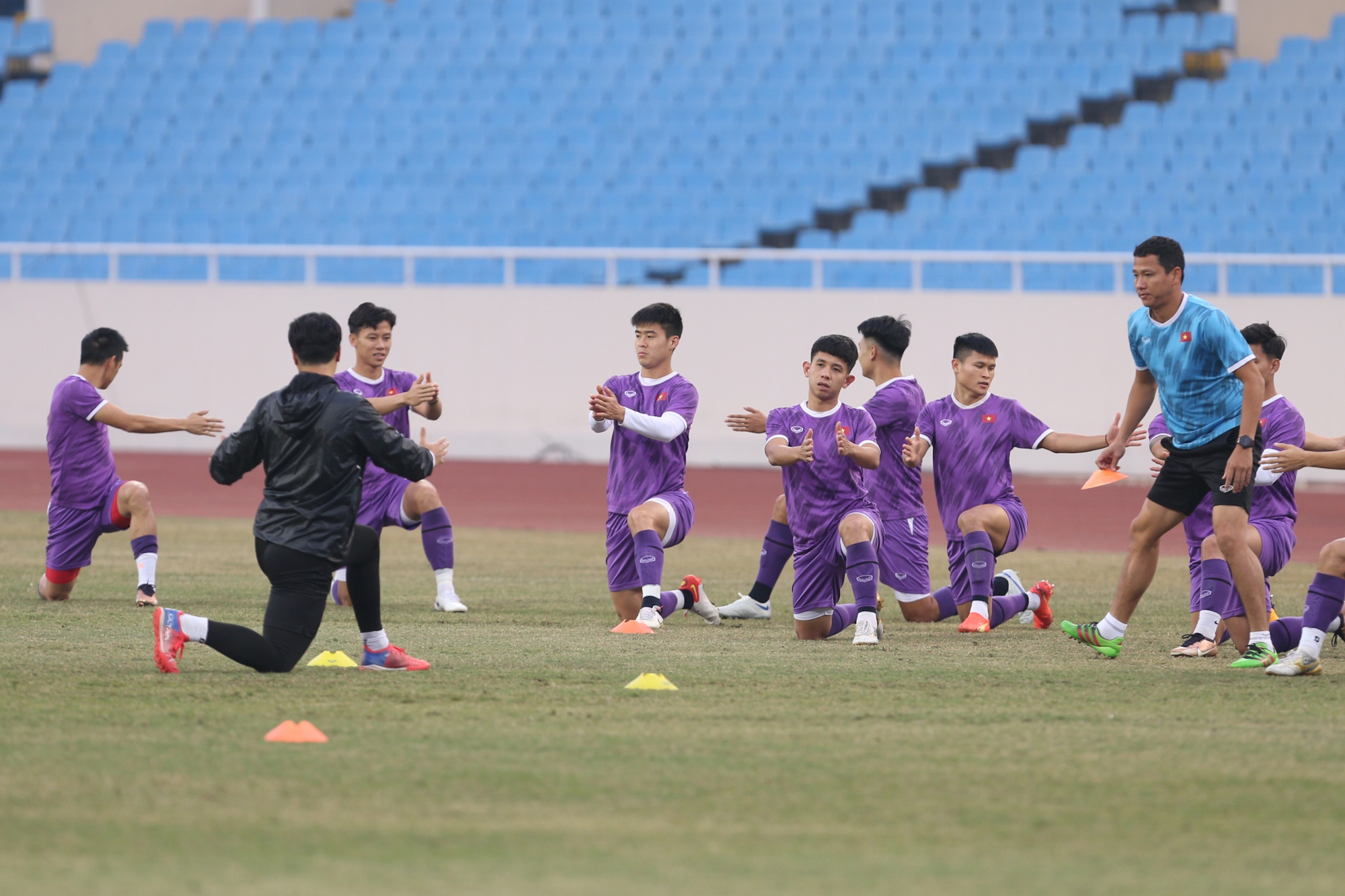 Quế Ngọc Hải trở lại tập luyện chờ đấu Myanmar - Ảnh 3.