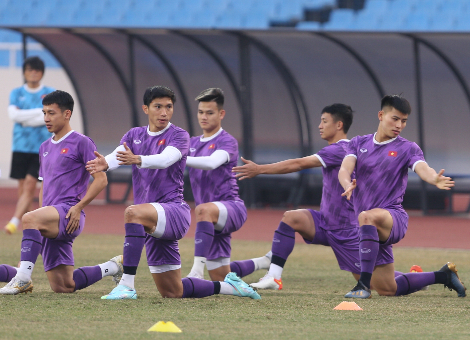 Quế Ngọc Hải trở lại tập luyện chờ đấu Myanmar - Ảnh 4.