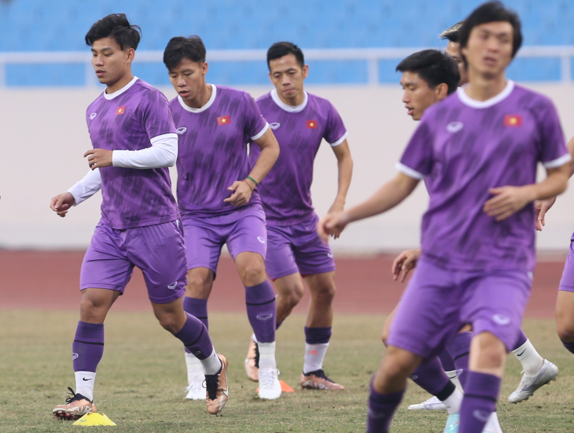 Quế Ngọc Hải trở lại tập luyện chờ đấu Myanmar - Ảnh 2.
