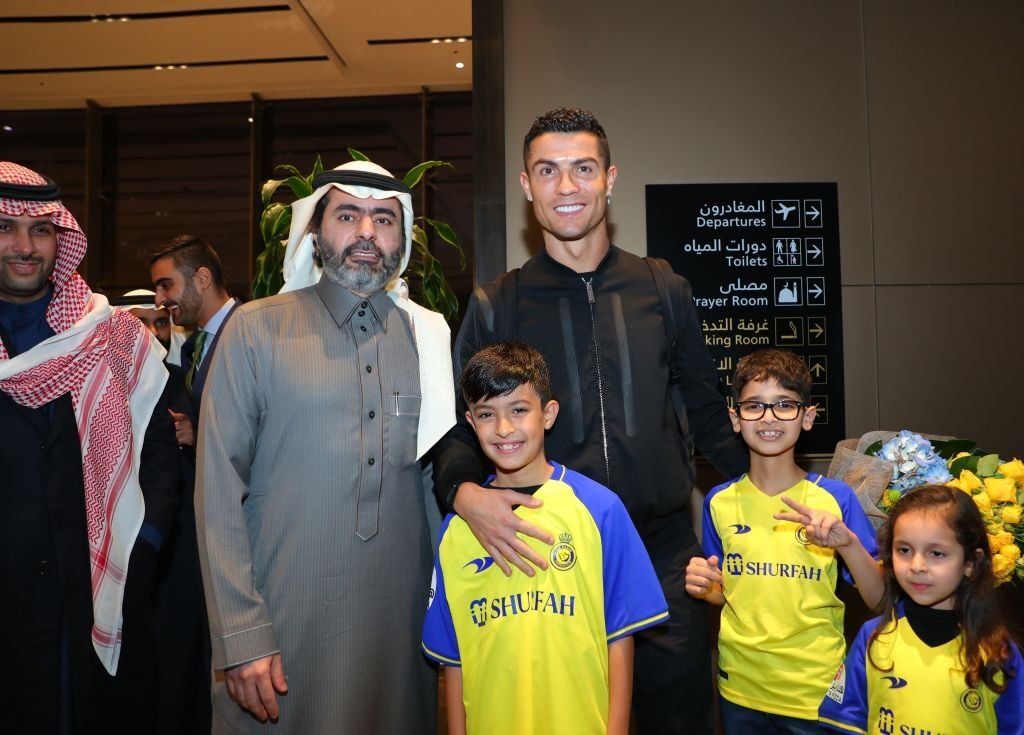 Ronaldo rạng rỡ đến Saudi Arabia, 100.000 người tranh mua vé xem CR7 ra mắt - Ảnh 4.