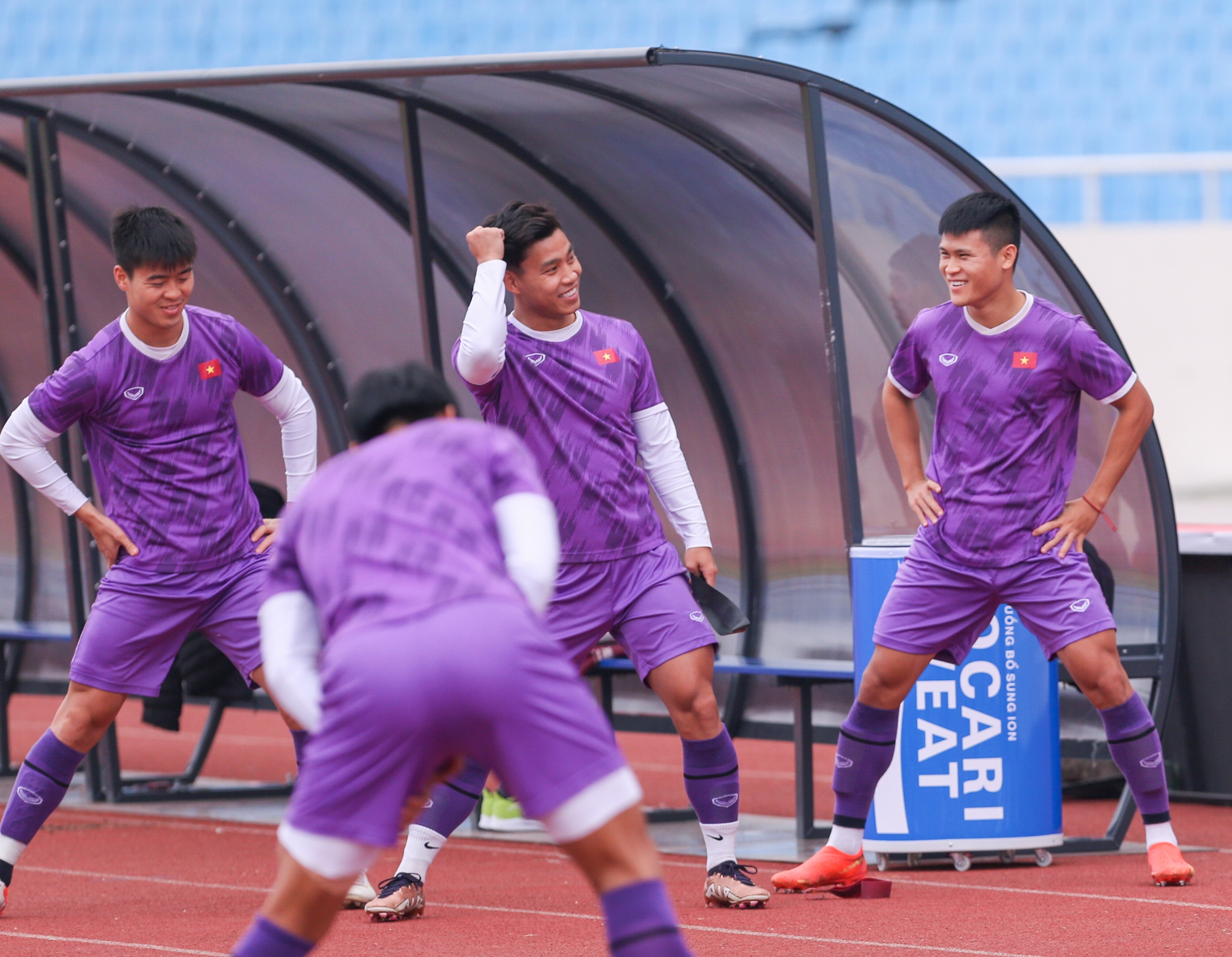 HLV Park Hang-seo kiểm tra sân, đội tuyển Việt Nam đến sớm phải khởi động ngoài đường chạy - Ảnh 4.