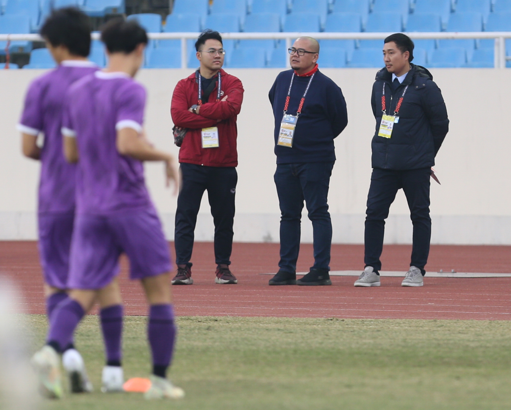 HLV Park Hang-seo kiểm tra sân, đội tuyển Việt Nam đến sớm phải khởi động ngoài đường chạy - Ảnh 7.
