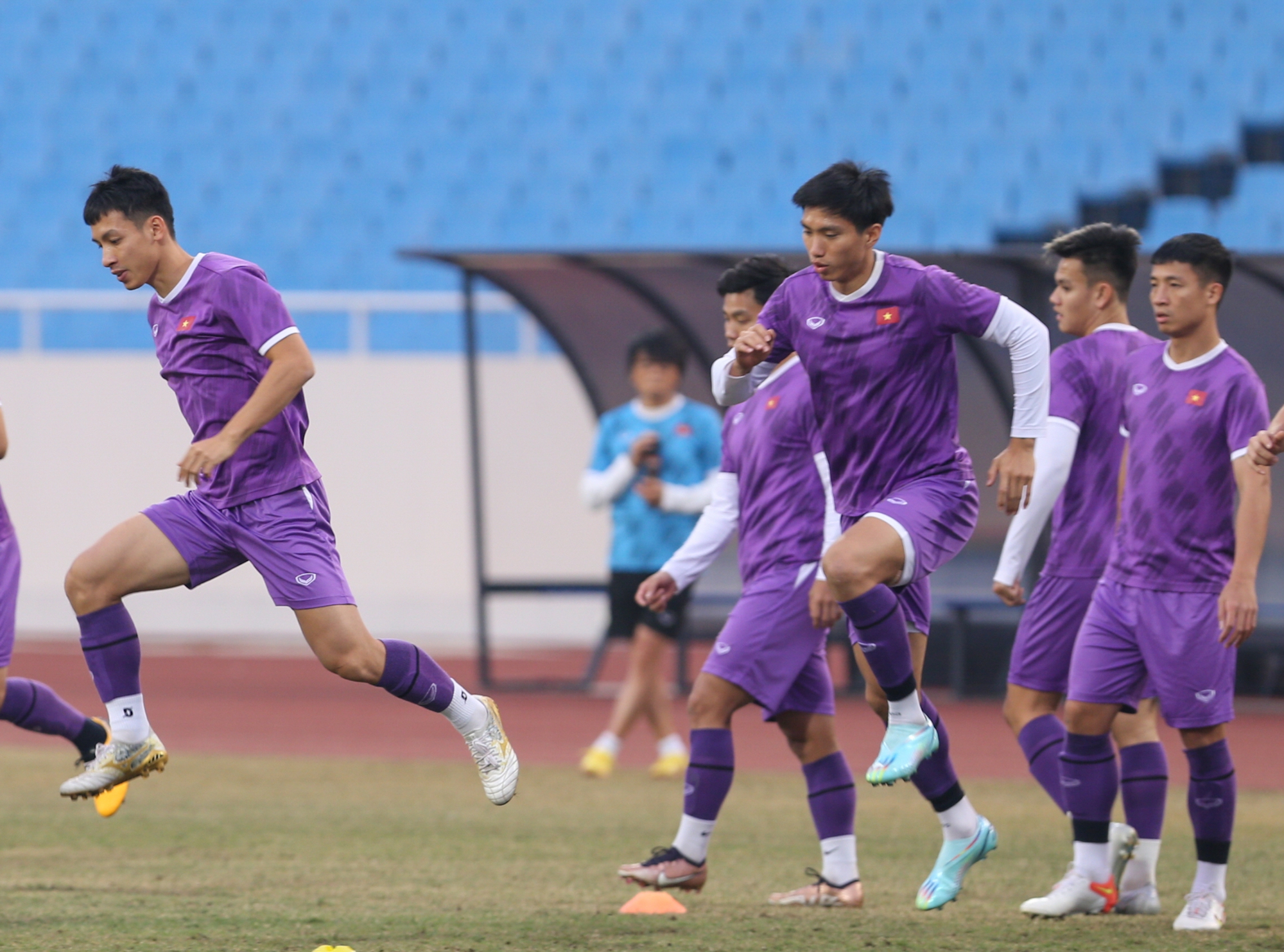 HLV Park Hang-seo kiểm tra sân, đội tuyển Việt Nam đến sớm phải khởi động ngoài đường chạy - Ảnh 8.
