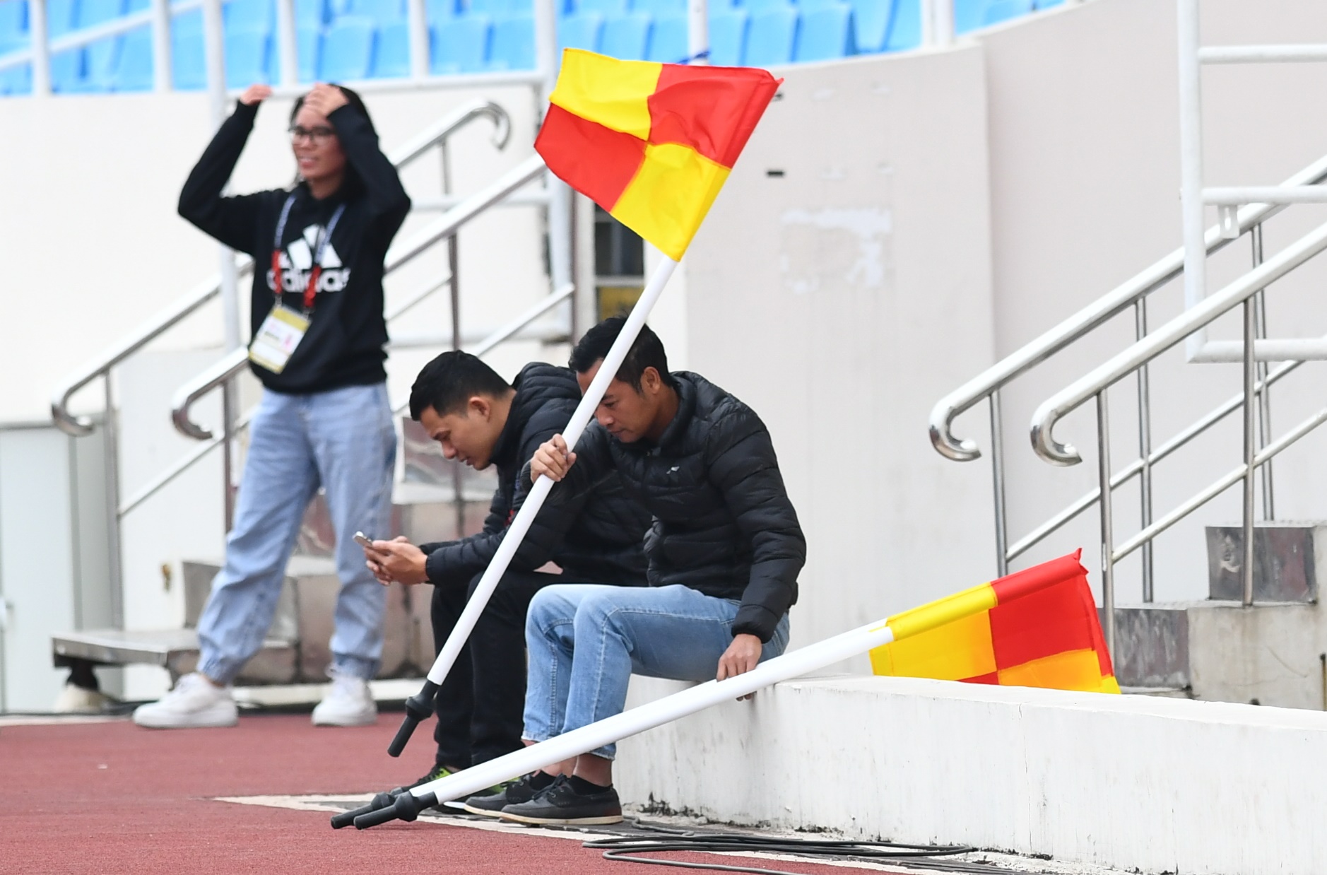 Nhân viên SVĐ Mỹ Đình nỗ lực làm sạch ghế khán giả trận ĐT Việt Nam vs ĐT Myanmar - Ảnh 5.