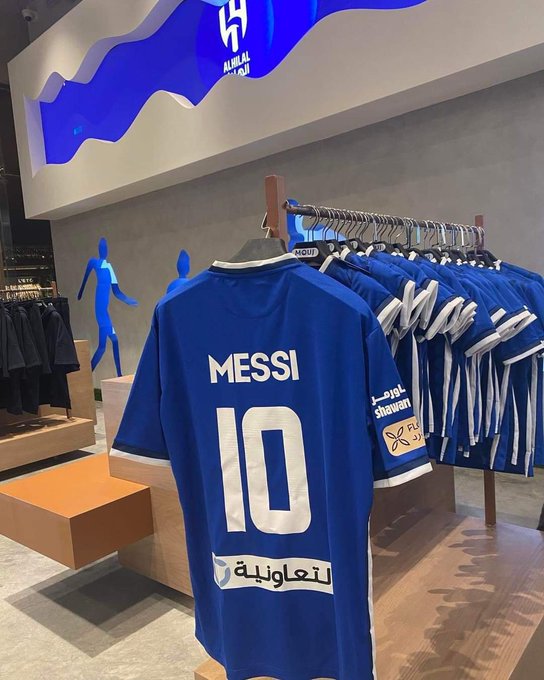 Đội bóng vĩ đại nhất châu Á bán áo Messi cạnh tranh Ronaldo - Ảnh 1.