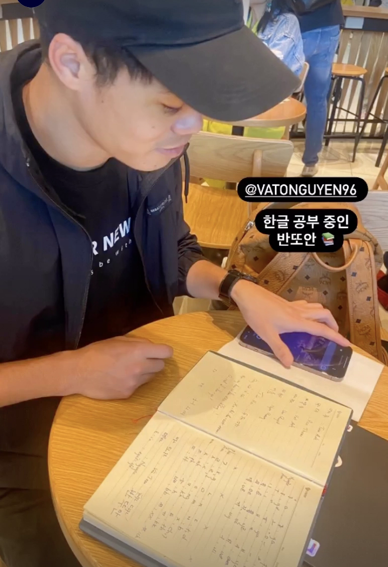 Văn Toàn tự viết tên mình bằng tiếng Hàn trước khi chính thức đặt chân tới  Hàn Quốc thi đấu