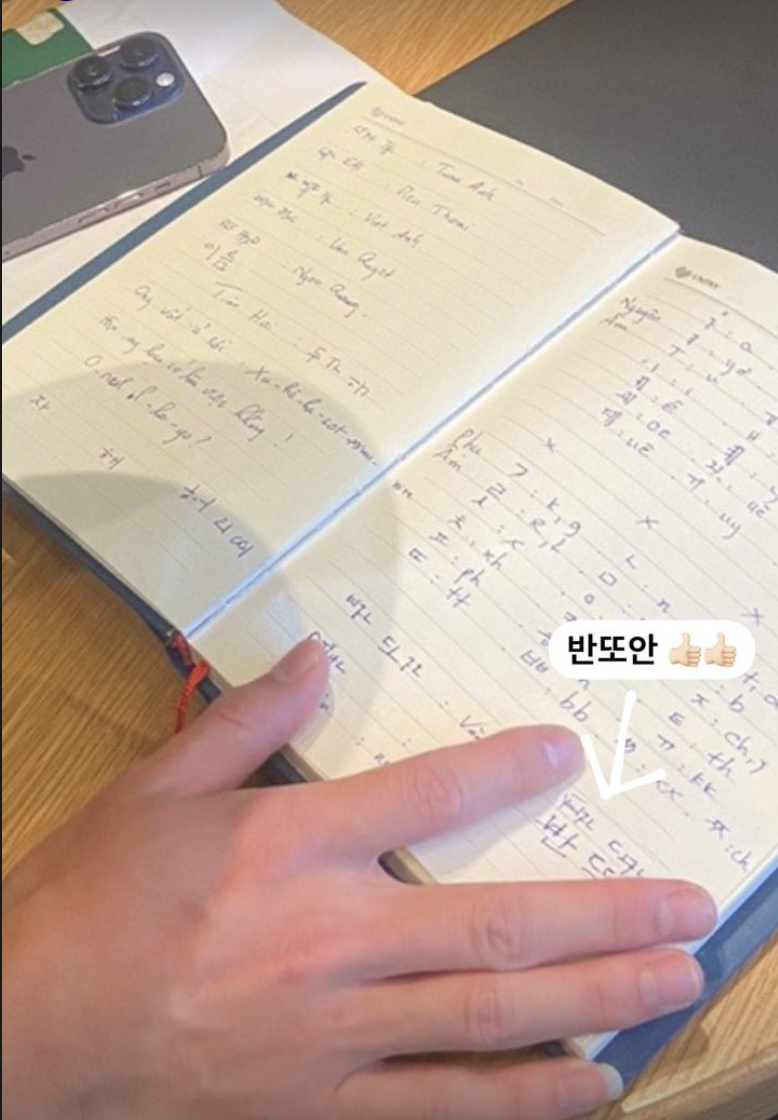 Văn Toàn tự viết tên mình bằng tiếng Hàn trước khi chính thức đặt chân tới Hàn Quốc thi đấu - Ảnh 2.