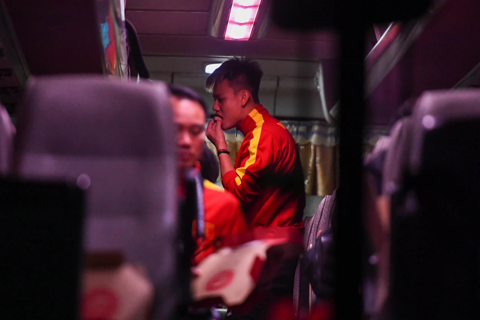 Đội tuyển Việt Nam di chuyển ra sân bay lúc nửa đêm để sang Indonesia đá bán kết AFF Cup 2022 - Ảnh 2.