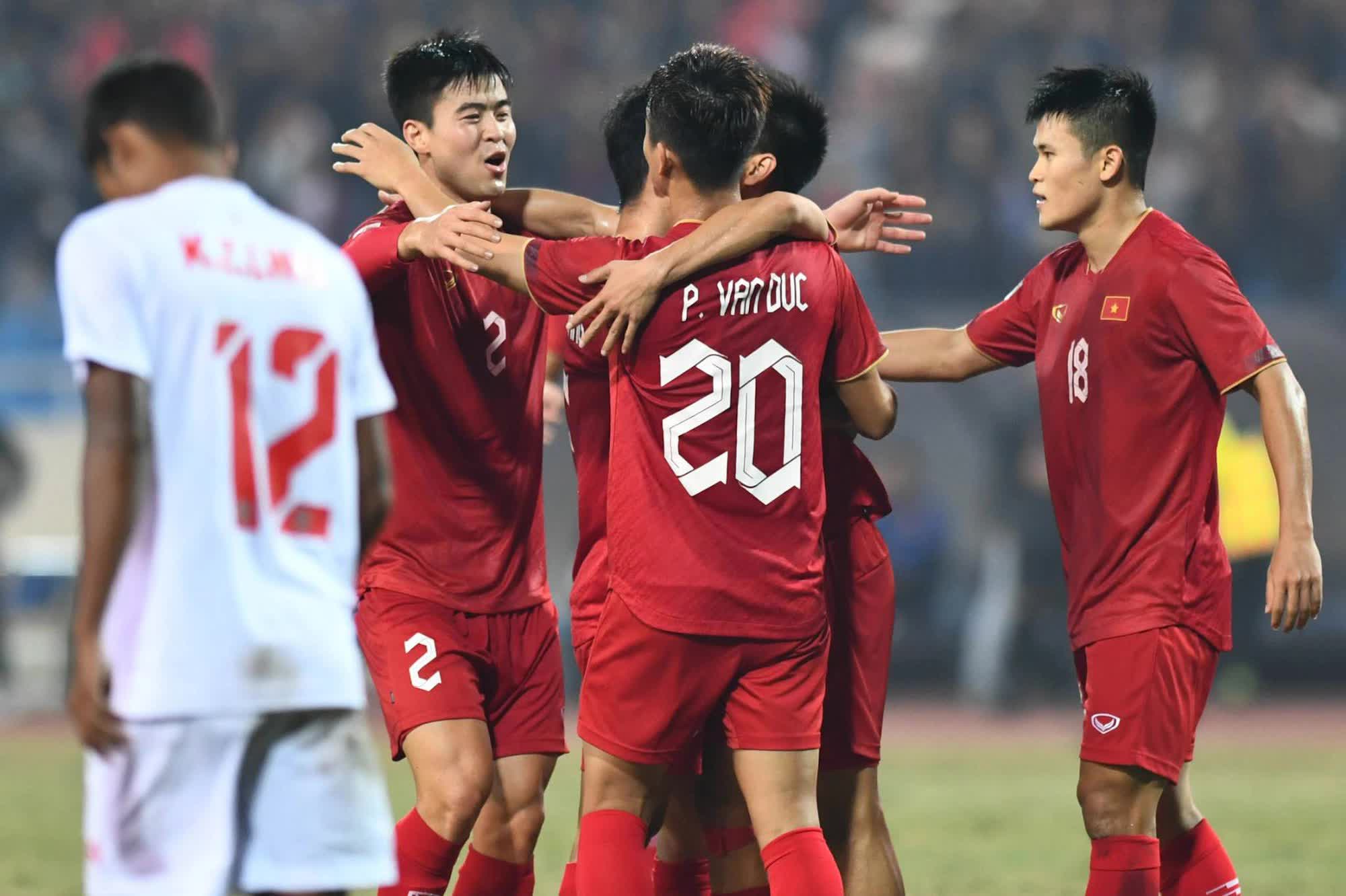 Dẫn trước Myanmar 1-0, HLV Park Hang-seo vẫn liên tục gọi Quang Hải và đồng đội lại gần để dặn dò - Ảnh 10.