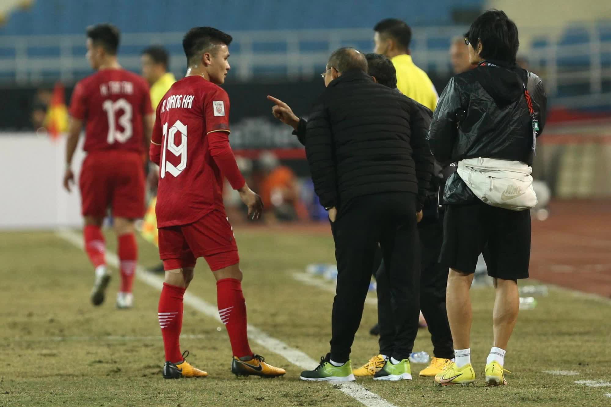 Dẫn trước Myanmar 1-0, HLV Park Hang-seo vẫn liên tục gọi Quang Hải và đồng đội lại gần để dặn dò - Ảnh 3.