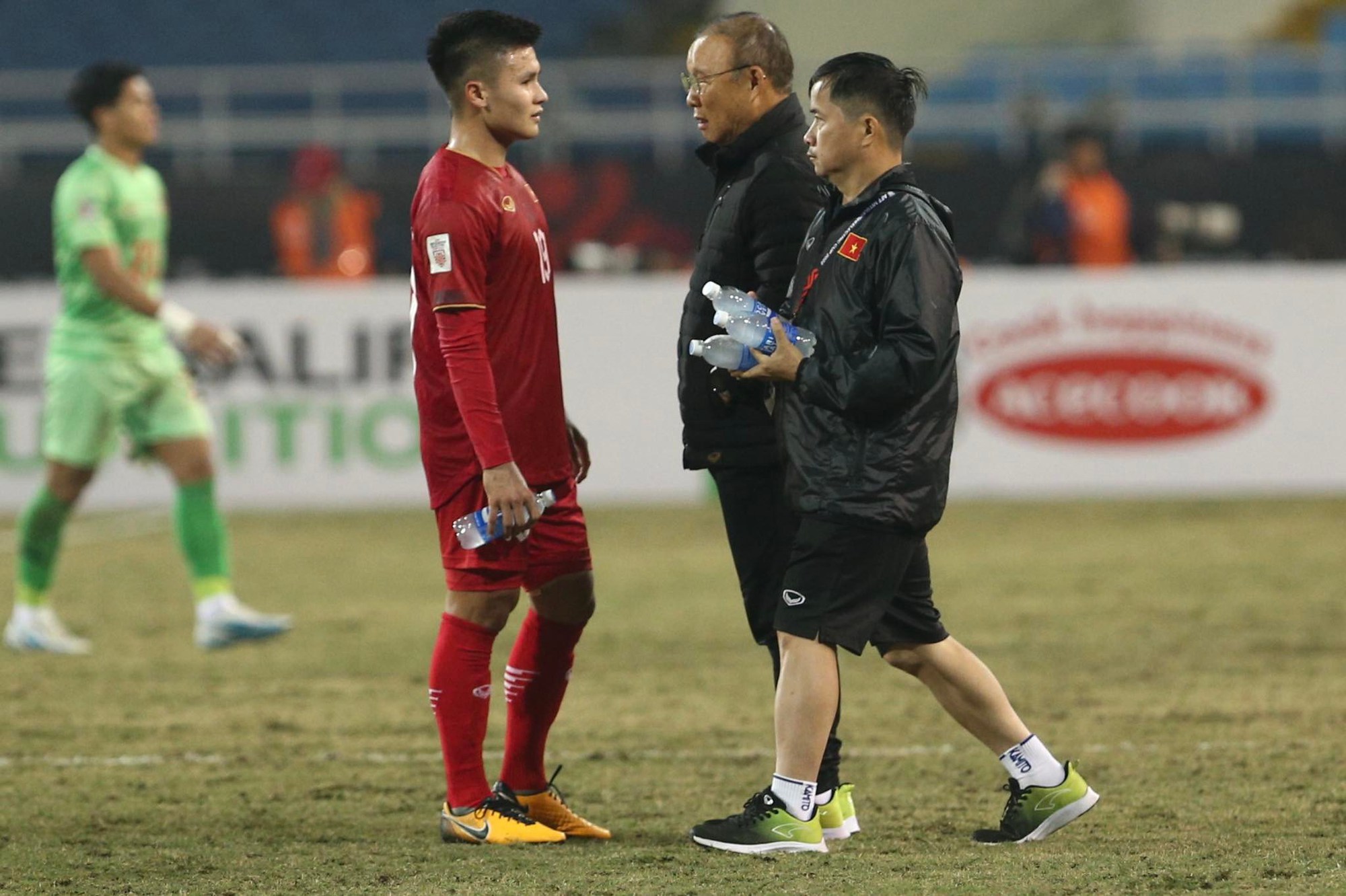 Dẫn trước Myanmar 1-0, HLV Park Hang-seo vẫn liên tục gọi Quang Hải và đồng đội lại gần để dặn dò - Ảnh 1.