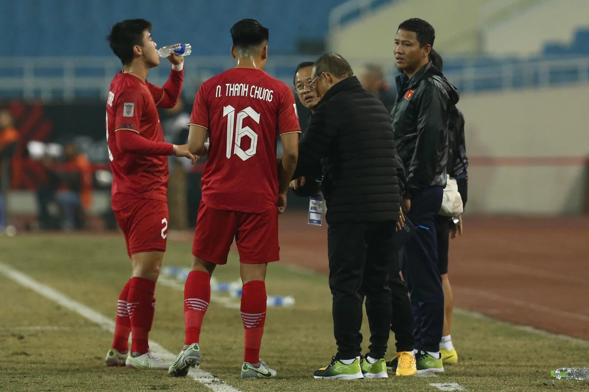 Dẫn trước Myanmar 1-0, HLV Park Hang-seo vẫn liên tục gọi Quang Hải và đồng đội lại gần để dặn dò - Ảnh 4.