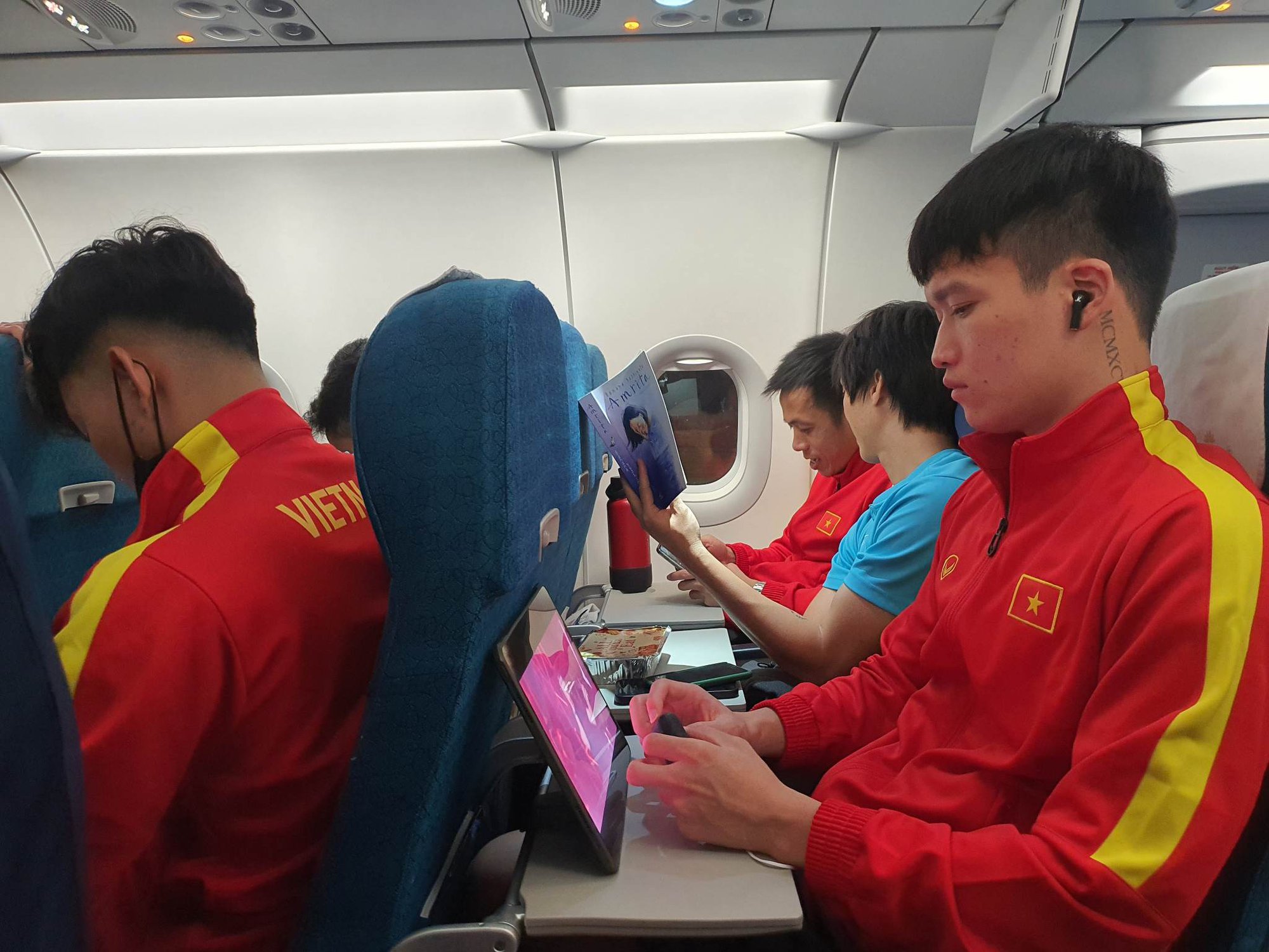 Đội tuyển Việt Nam di chuyển ra sân bay lúc nửa đêm để sang Indonesia đá bán kết AFF Cup 2022 - Ảnh 12.