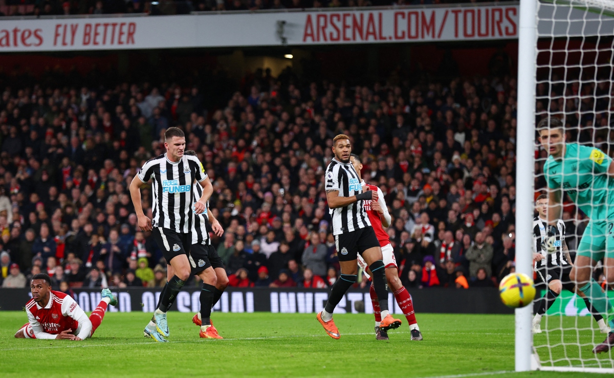 Newcastle khiến Arsenal sảy chân trong cuộc đua vô địch Ngoại hạng Anh - Ảnh 2.