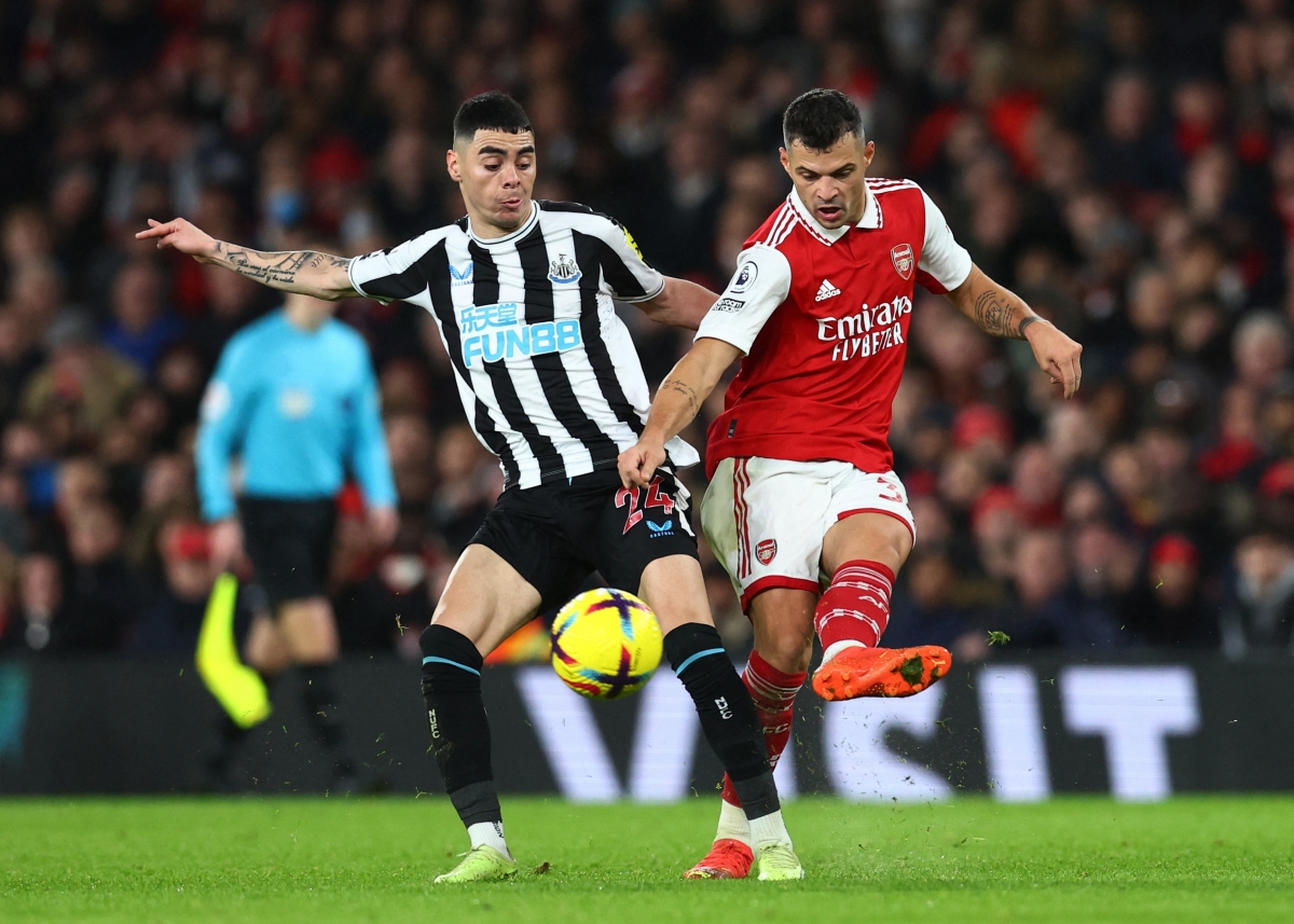 Newcastle khiến Arsenal sảy chân trong cuộc đua vô địch Ngoại hạng Anh - Ảnh 1.