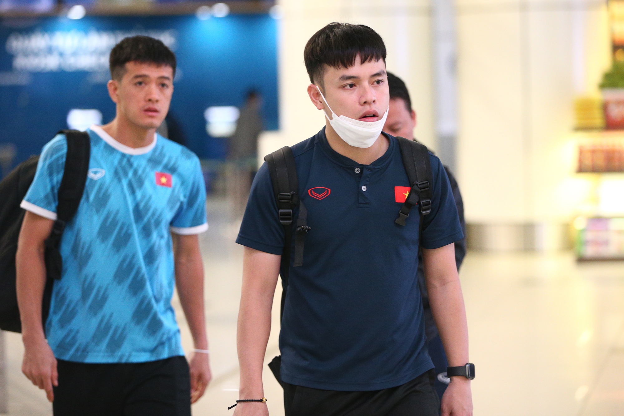 Đội tuyển Việt Nam di chuyển ra sân bay lúc nửa đêm để sang Indonesia đá bán kết AFF Cup 2022 - Ảnh 10.