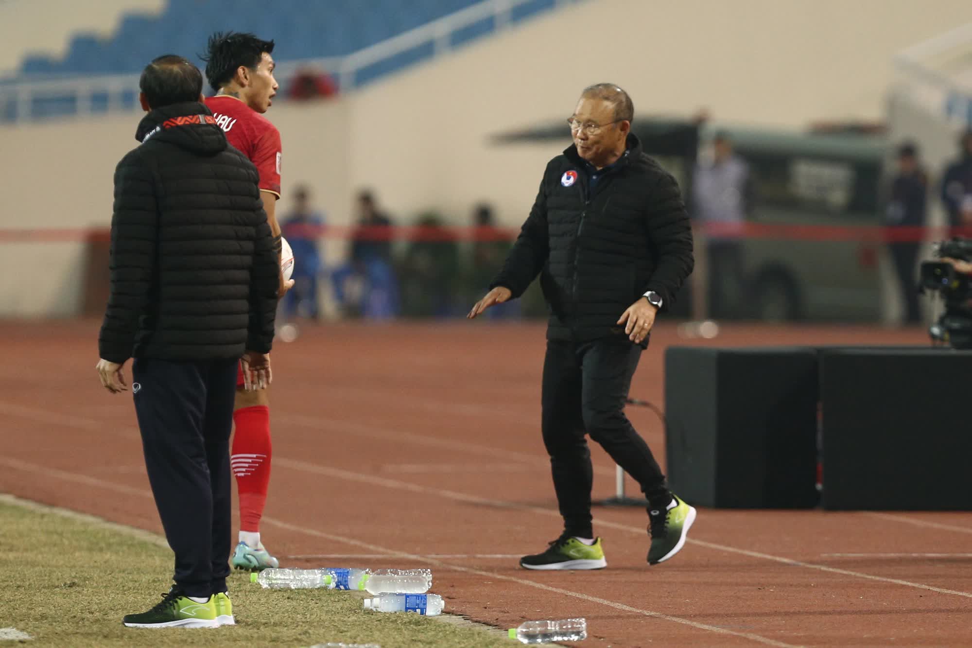 Dẫn trước Myanmar 1-0, HLV Park Hang-seo vẫn liên tục gọi Quang Hải và đồng đội lại gần để dặn dò - Ảnh 2.
