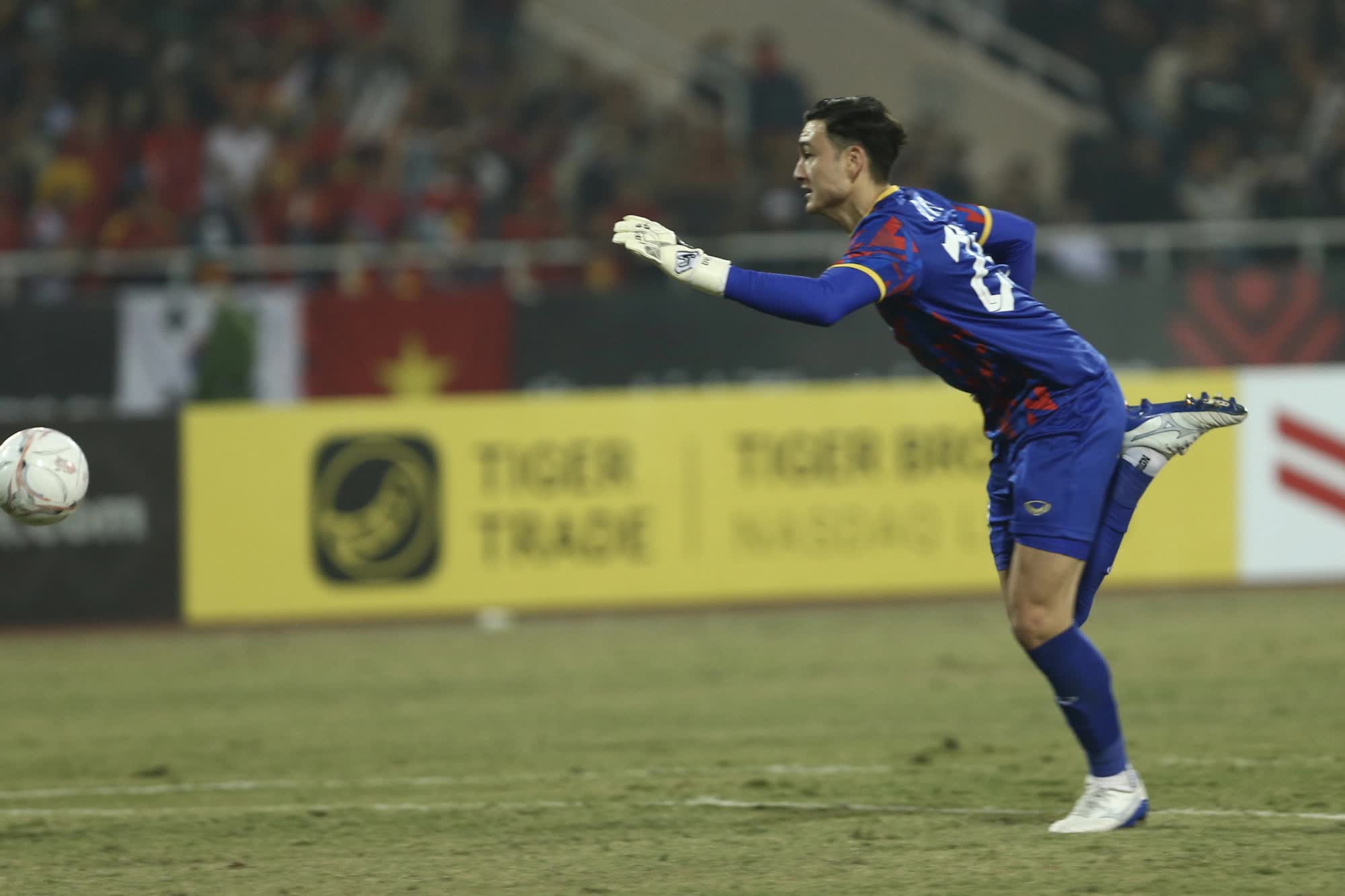 Dẫn trước Myanmar 1-0, HLV Park Hang-seo vẫn liên tục gọi Quang Hải và đồng đội lại gần để dặn dò - Ảnh 7.