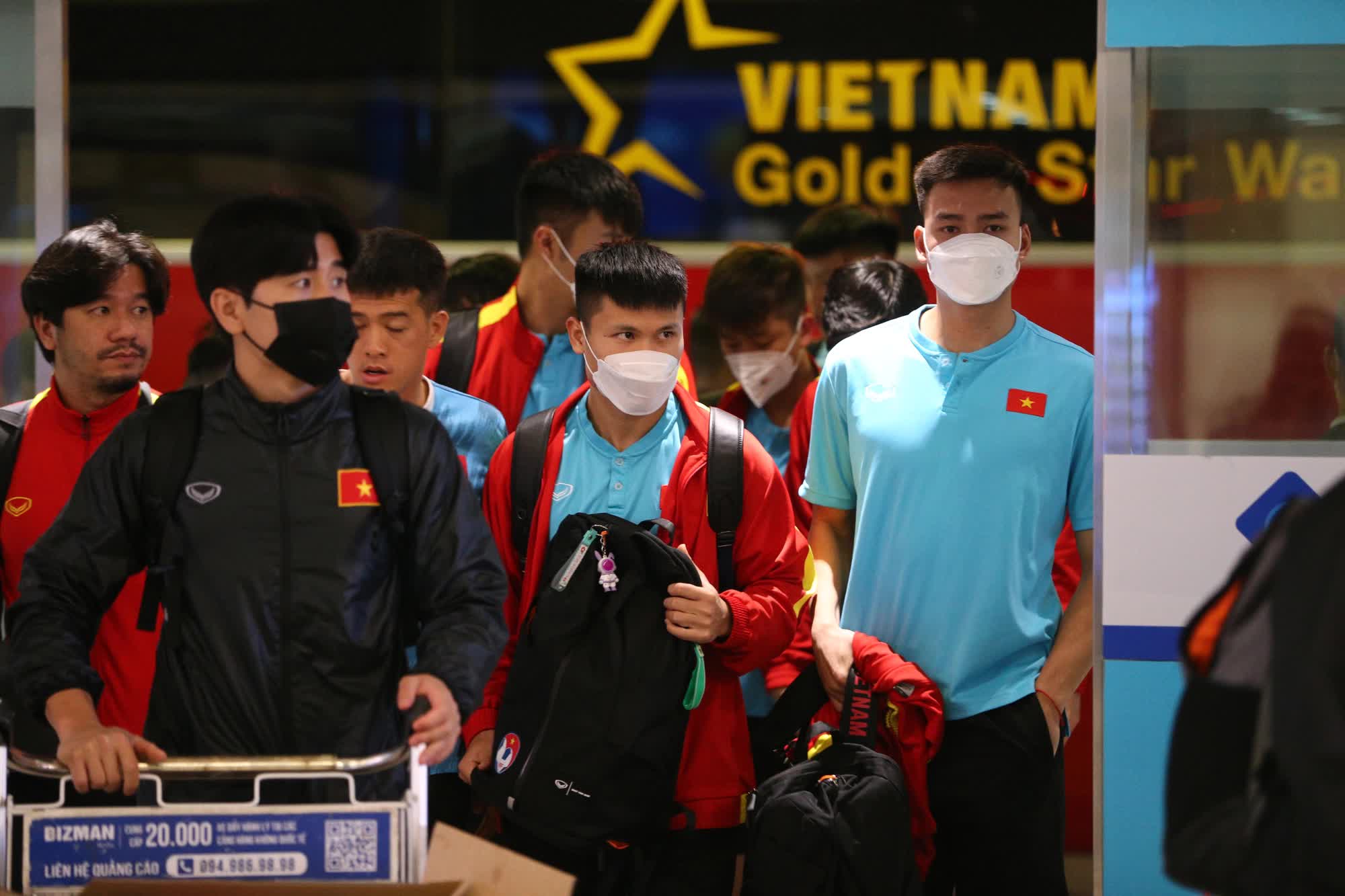 Đội tuyển Việt Nam di chuyển ra sân bay lúc nửa đêm để sang Indonesia đá bán kết AFF Cup 2022 - Ảnh 4.