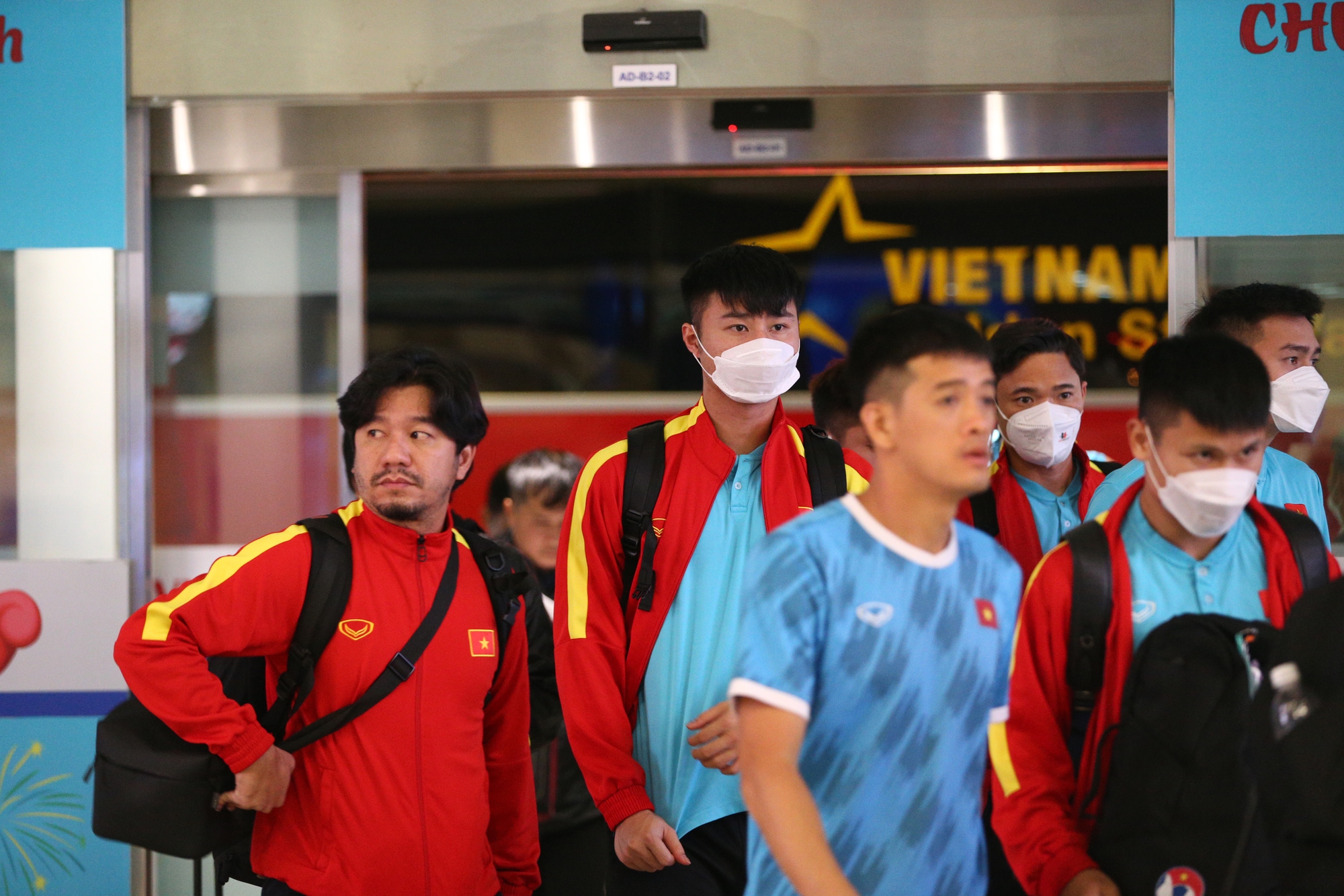 Đội tuyển Việt Nam di chuyển ra sân bay lúc nửa đêm để sang Indonesia đá bán kết AFF Cup 2022 - Ảnh 15.
