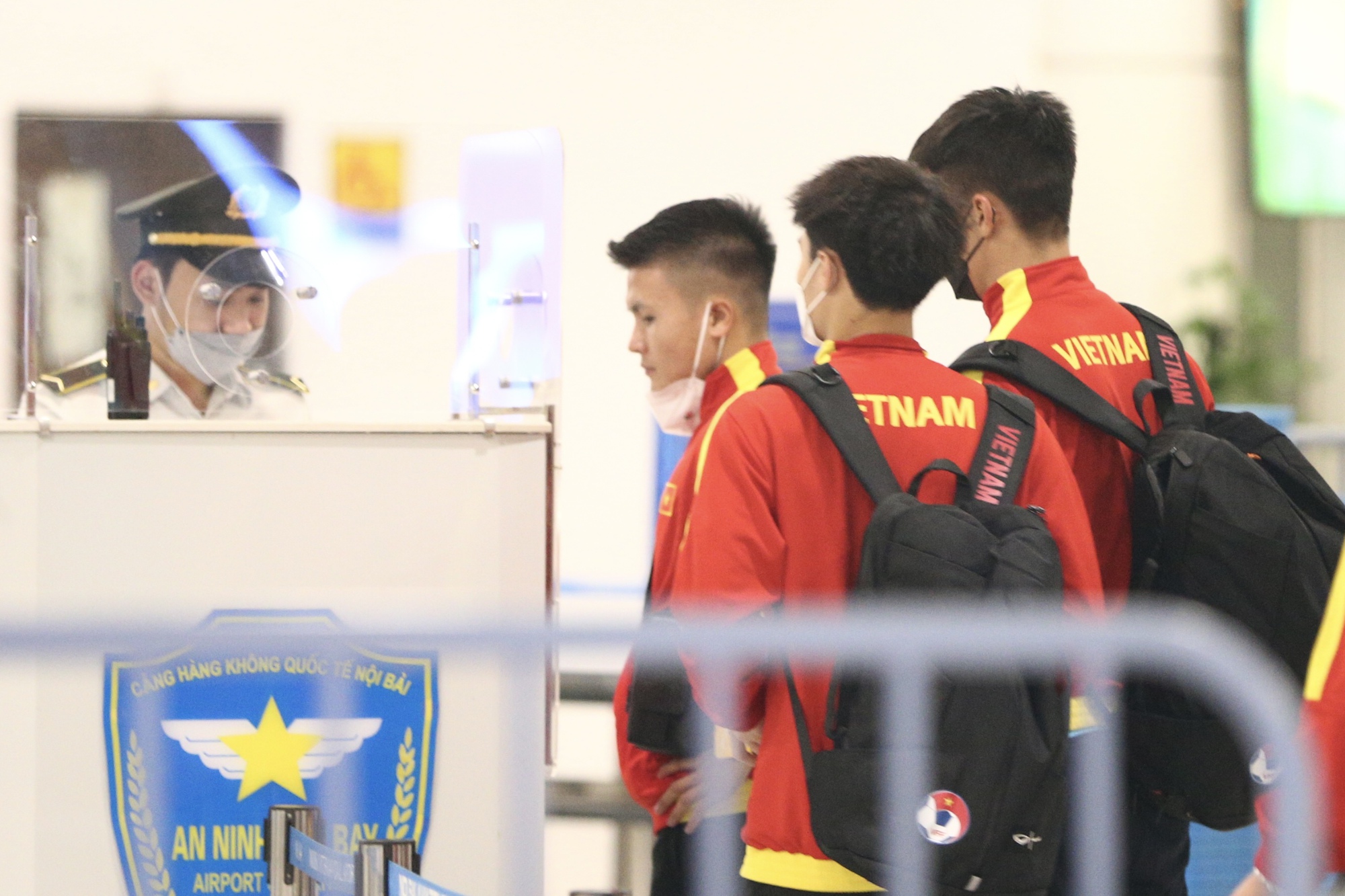 Đội tuyển Việt Nam di chuyển ra sân bay lúc nửa đêm để sang Indonesia đá bán kết AFF Cup 2022 - Ảnh 6.