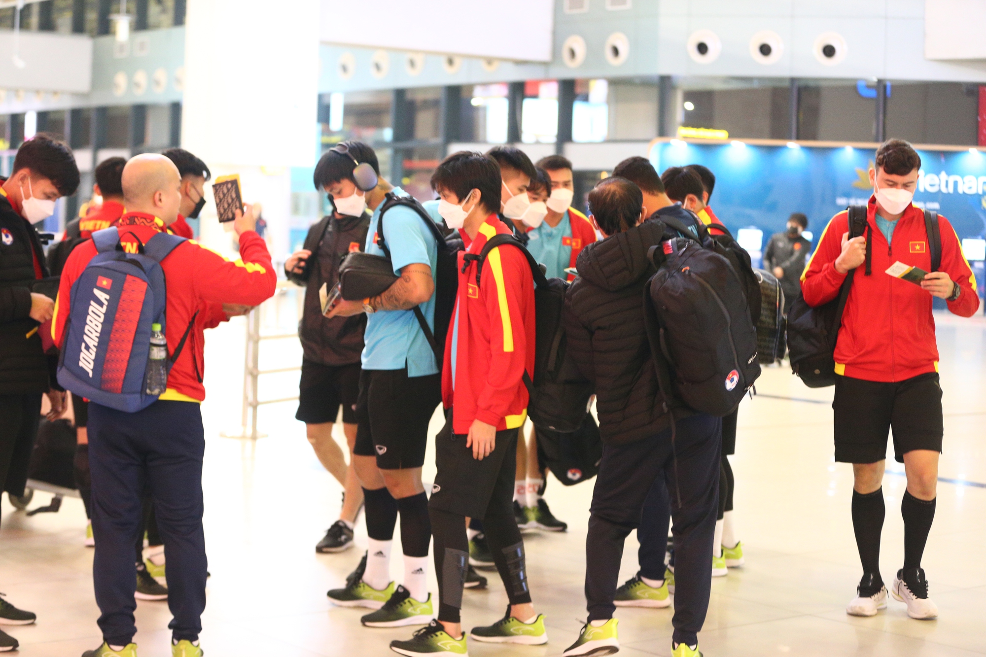Đội tuyển Việt Nam di chuyển ra sân bay lúc nửa đêm để sang Indonesia đá bán kết AFF Cup 2022 - Ảnh 16.