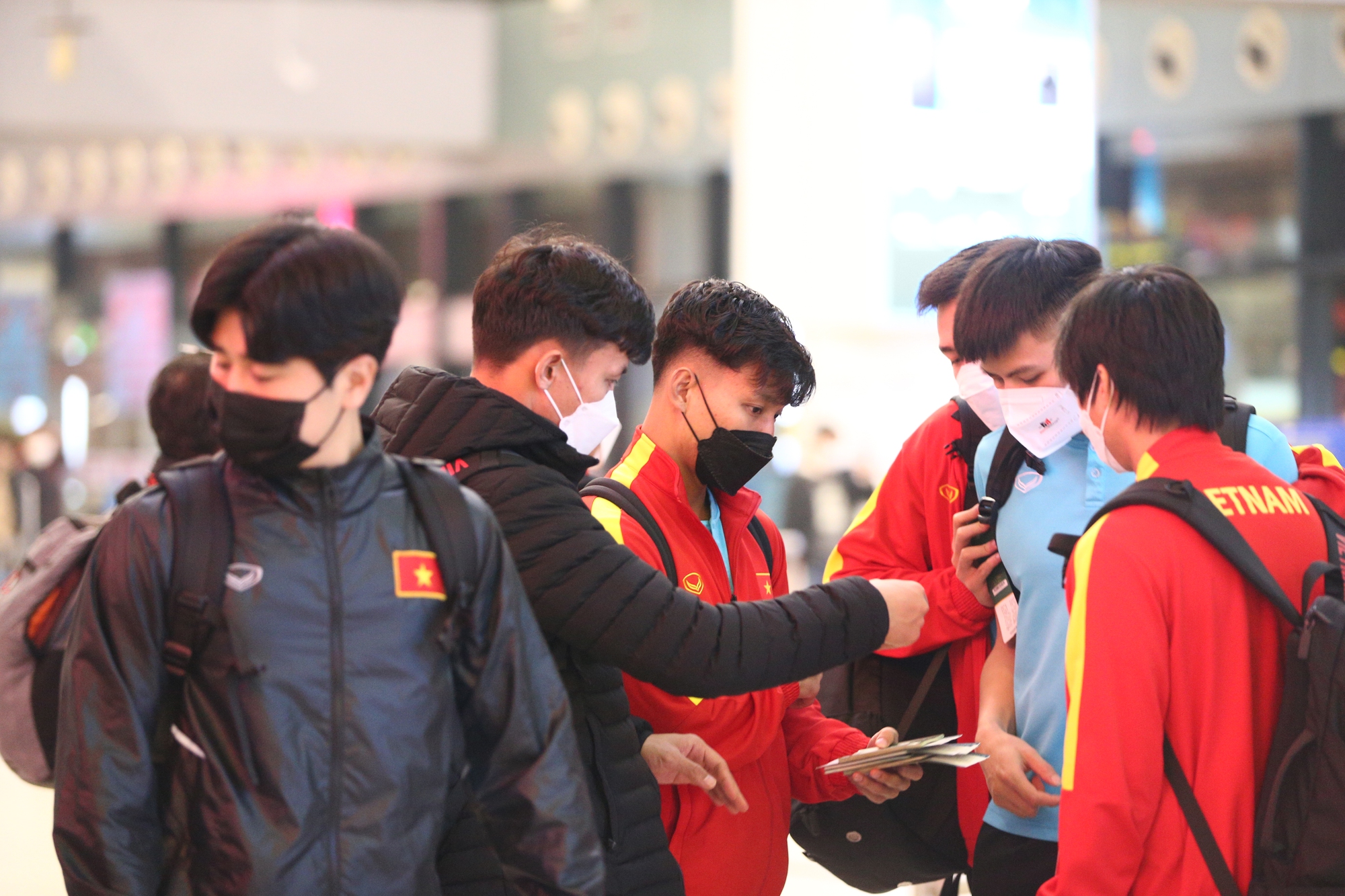 Đội tuyển Việt Nam di chuyển ra sân bay lúc nửa đêm để sang Indonesia đá bán kết AFF Cup 2022 - Ảnh 5.