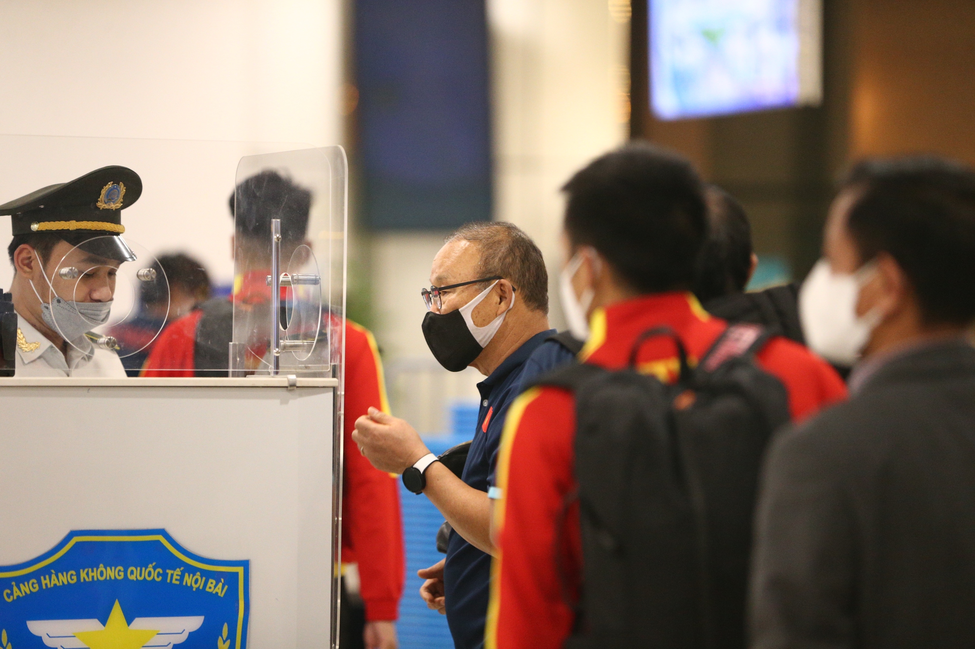 Đội tuyển Việt Nam di chuyển ra sân bay lúc nửa đêm để sang Indonesia đá bán kết AFF Cup 2022 - Ảnh 7.