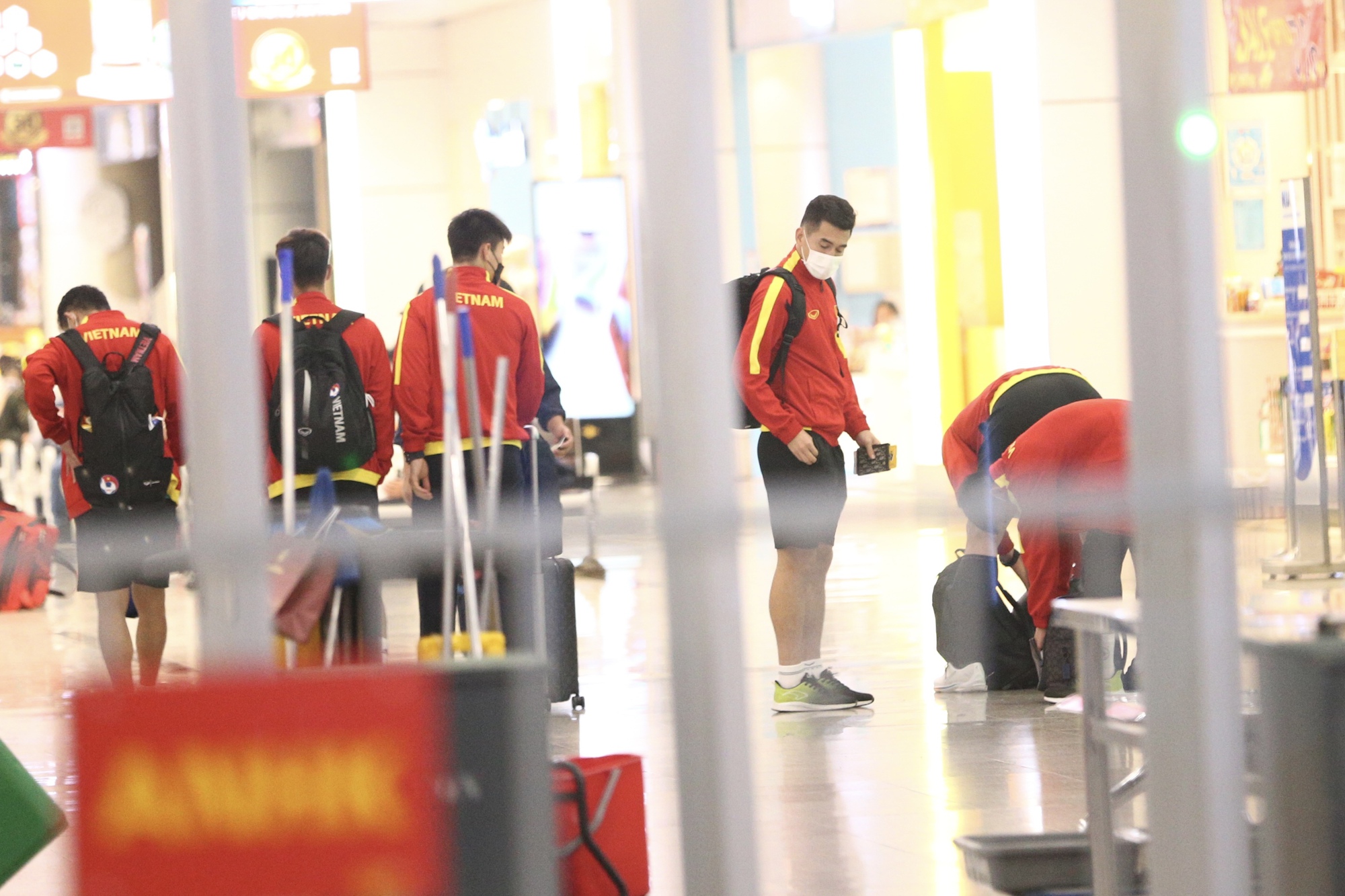 Đội tuyển Việt Nam di chuyển ra sân bay lúc nửa đêm để sang Indonesia đá bán kết AFF Cup 2022 - Ảnh 11.
