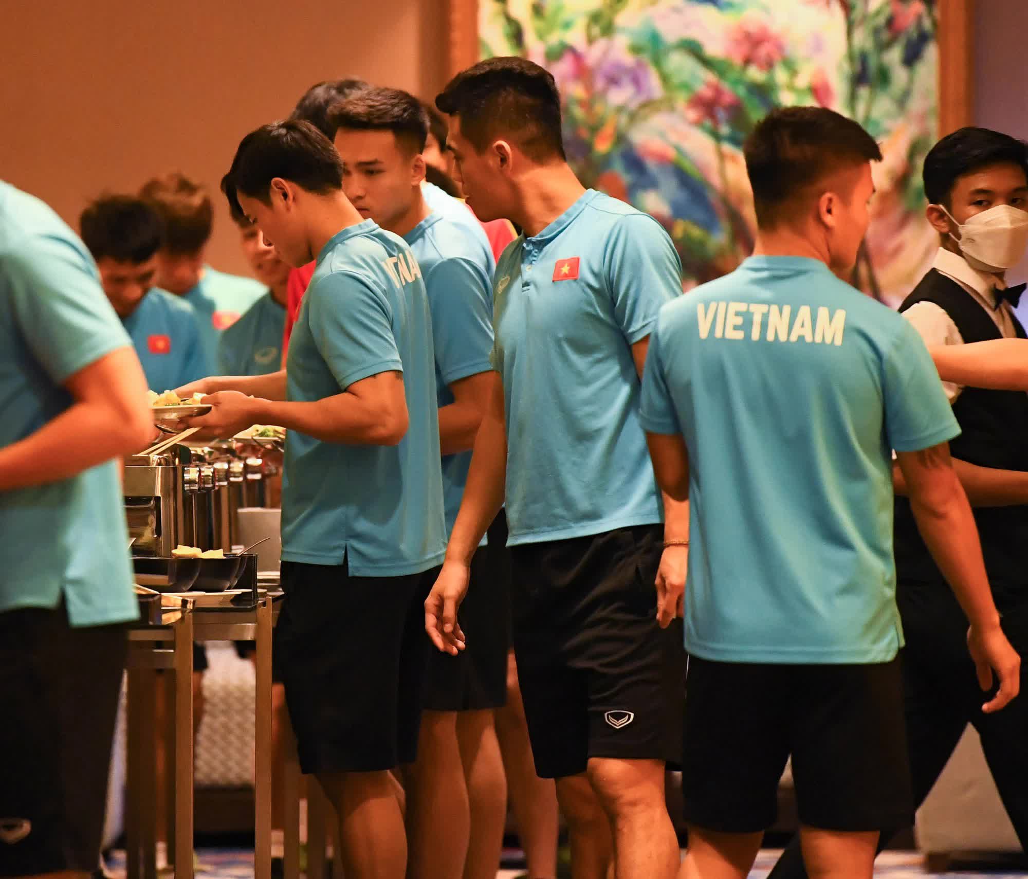 ĐT Việt Nam vui vẻ trở về khách sạn, sẵn sàng đấu Indonesia - Ảnh 9.