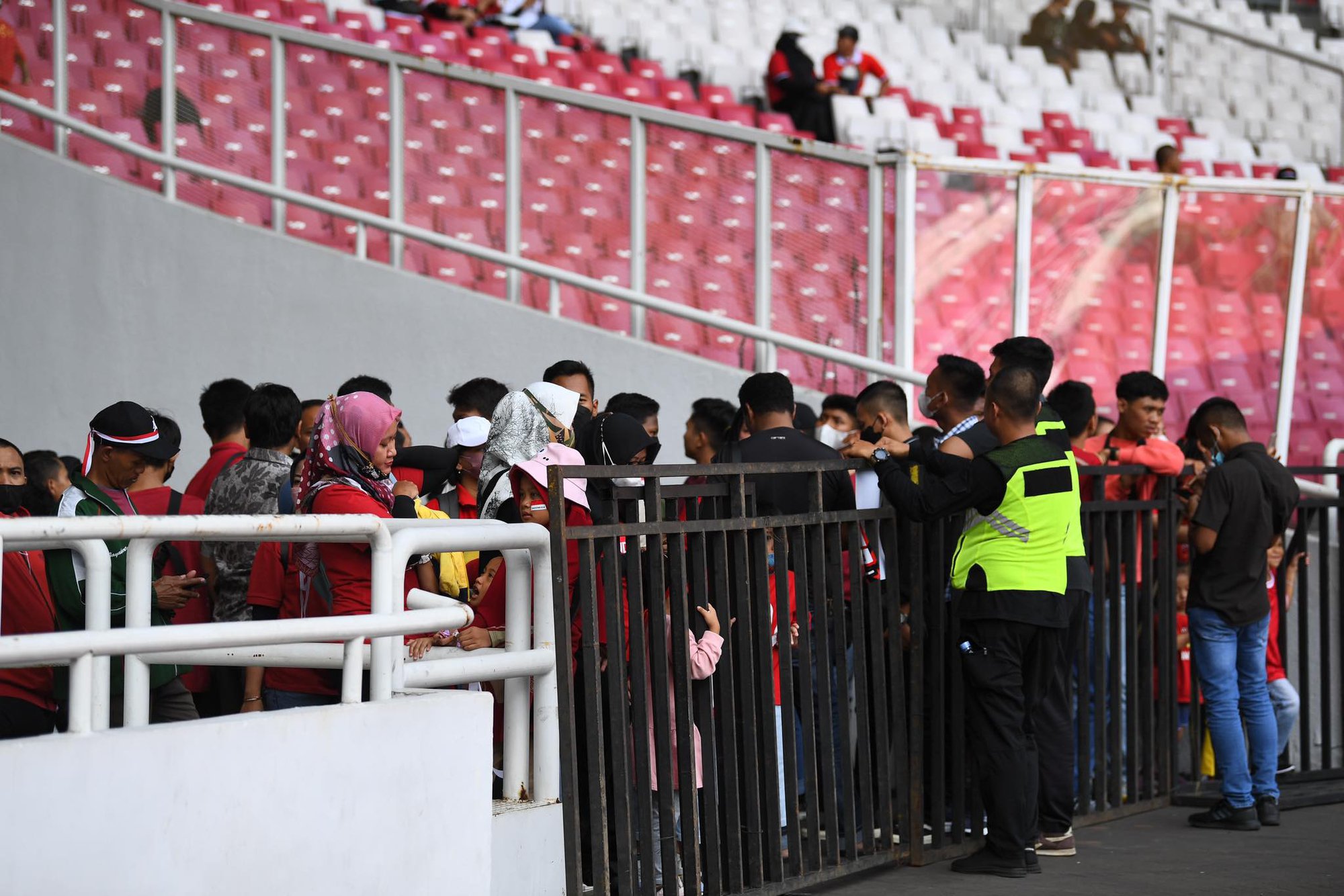 Đội tuyển Việt Nam được hộ tống đến sân, an ninh siết chặt trước trận bán kết - Ảnh 6.