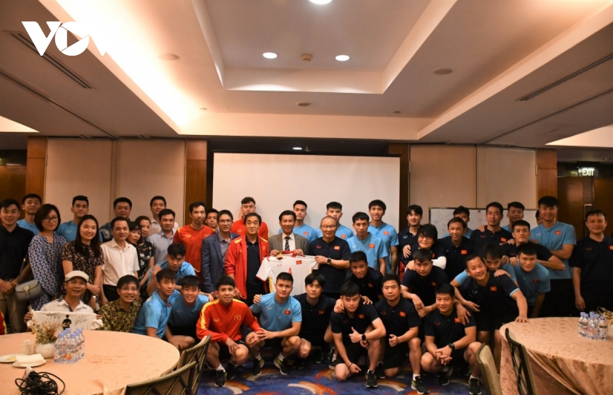 Đại sứ Việt Nam tại Indonesia động viên ĐTVN trước trận bán kết AFF Cup - Ảnh 1.