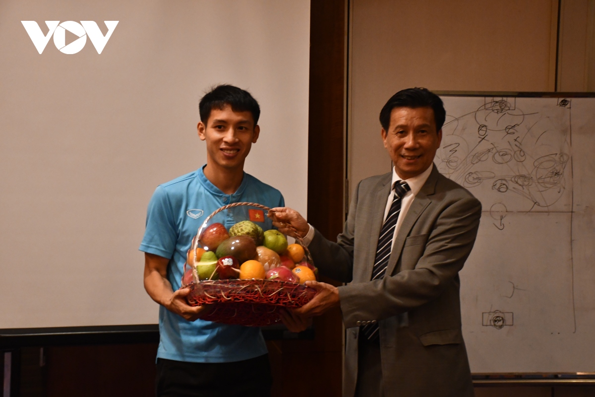 Đại sứ Việt Nam tại Indonesia động viên ĐTVN trước trận bán kết AFF Cup - Ảnh 4.