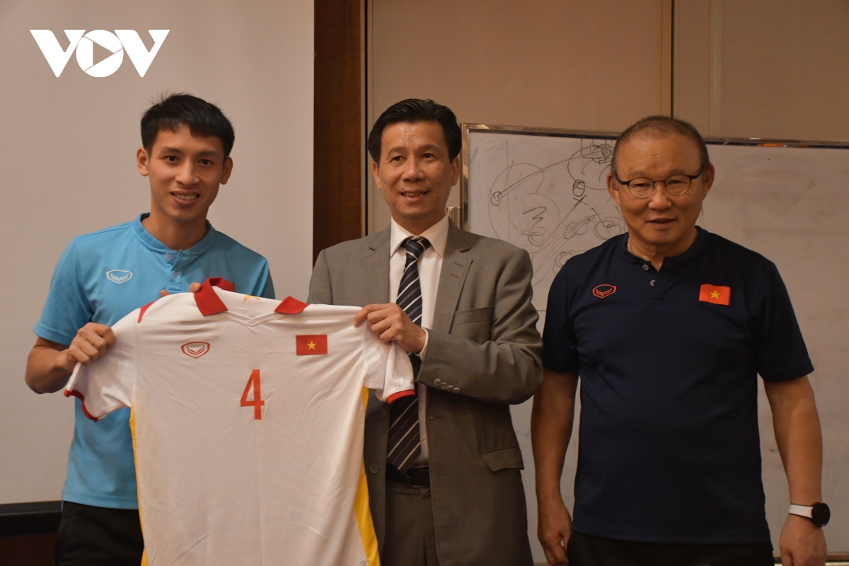 Đại sứ Việt Nam tại Indonesia động viên ĐTVN trước trận bán kết AFF Cup - Ảnh 3.