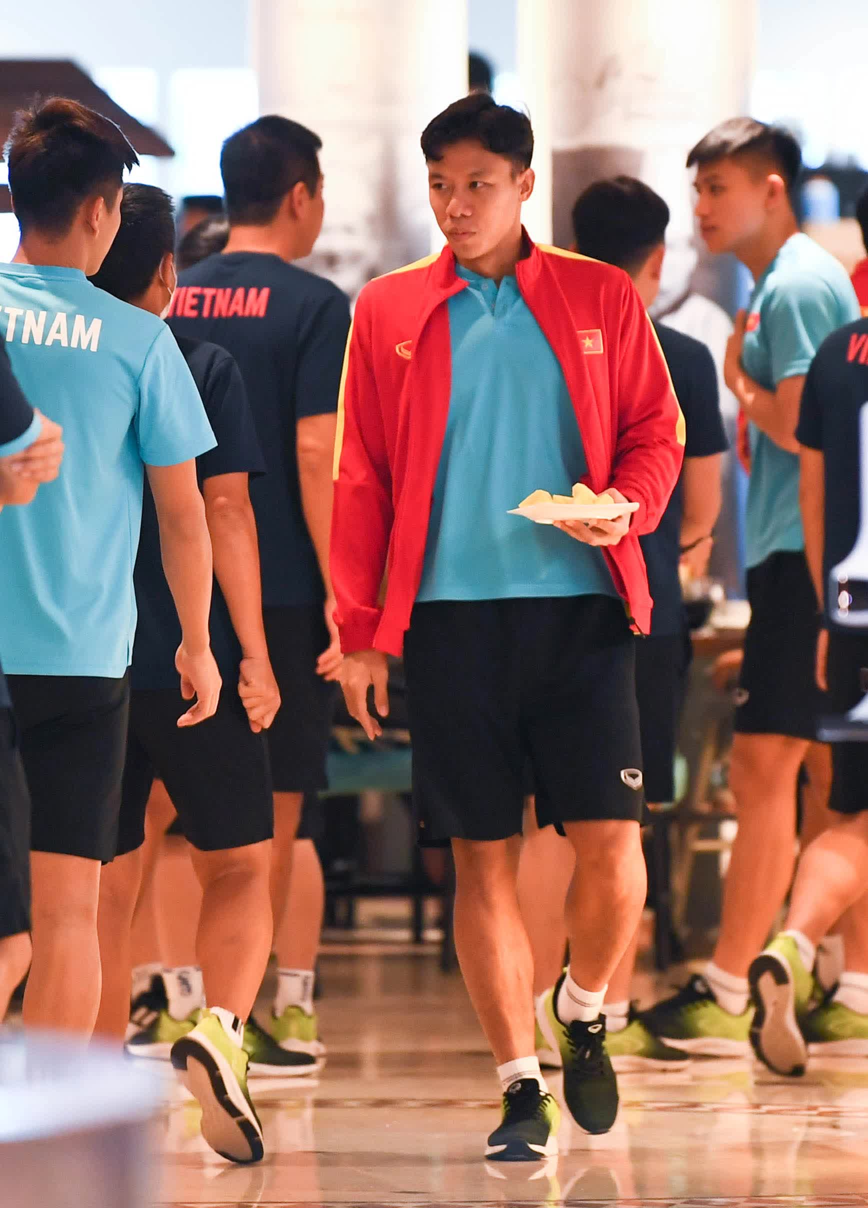 Tuyển Việt Nam ăn buffet trước trận gặp Indonesia - Ảnh 6.