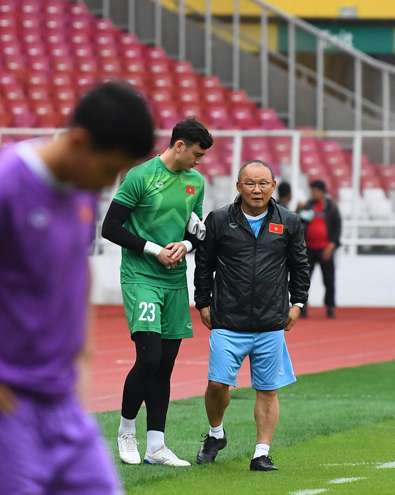 Chùm ảnh: Văn Lâm được thầy Park dặn dò, sẵn sàng đối phó bài dứt điểm của tuyển Indonesia - Ảnh 1.